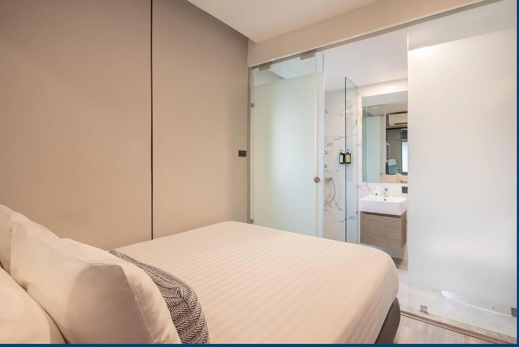 Photo of the whole room, Bed in SOVA Hotel Bangkok