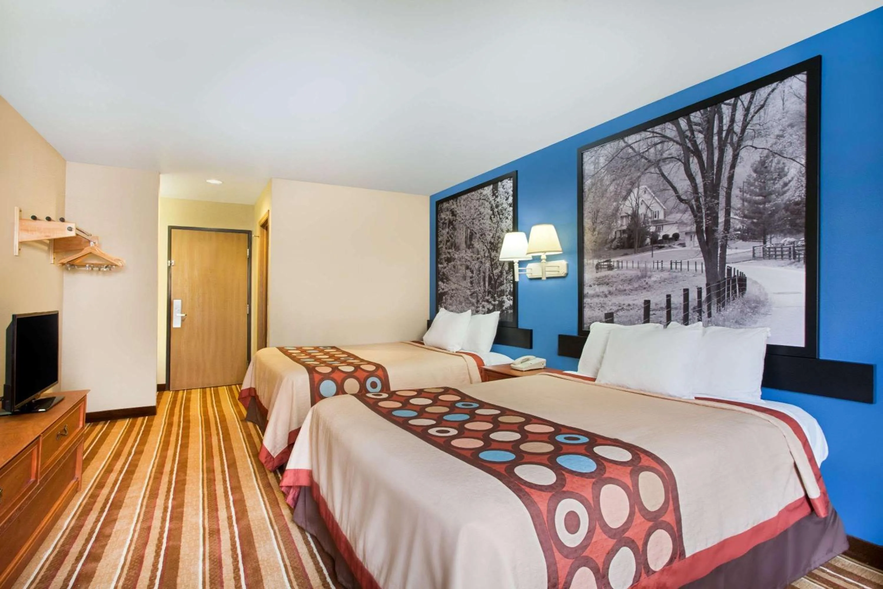 Photo of the whole room, Bed in Super 8 by Wyndham Defiance