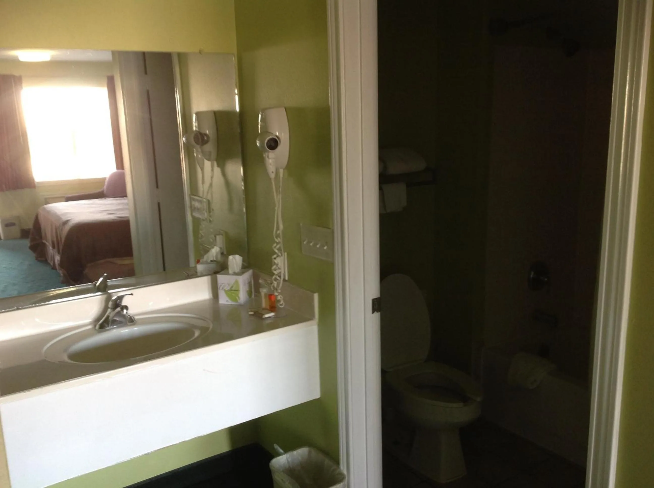 Bathroom in Howard Johnson by Wyndham Grand Prairie Near Lone Star Park