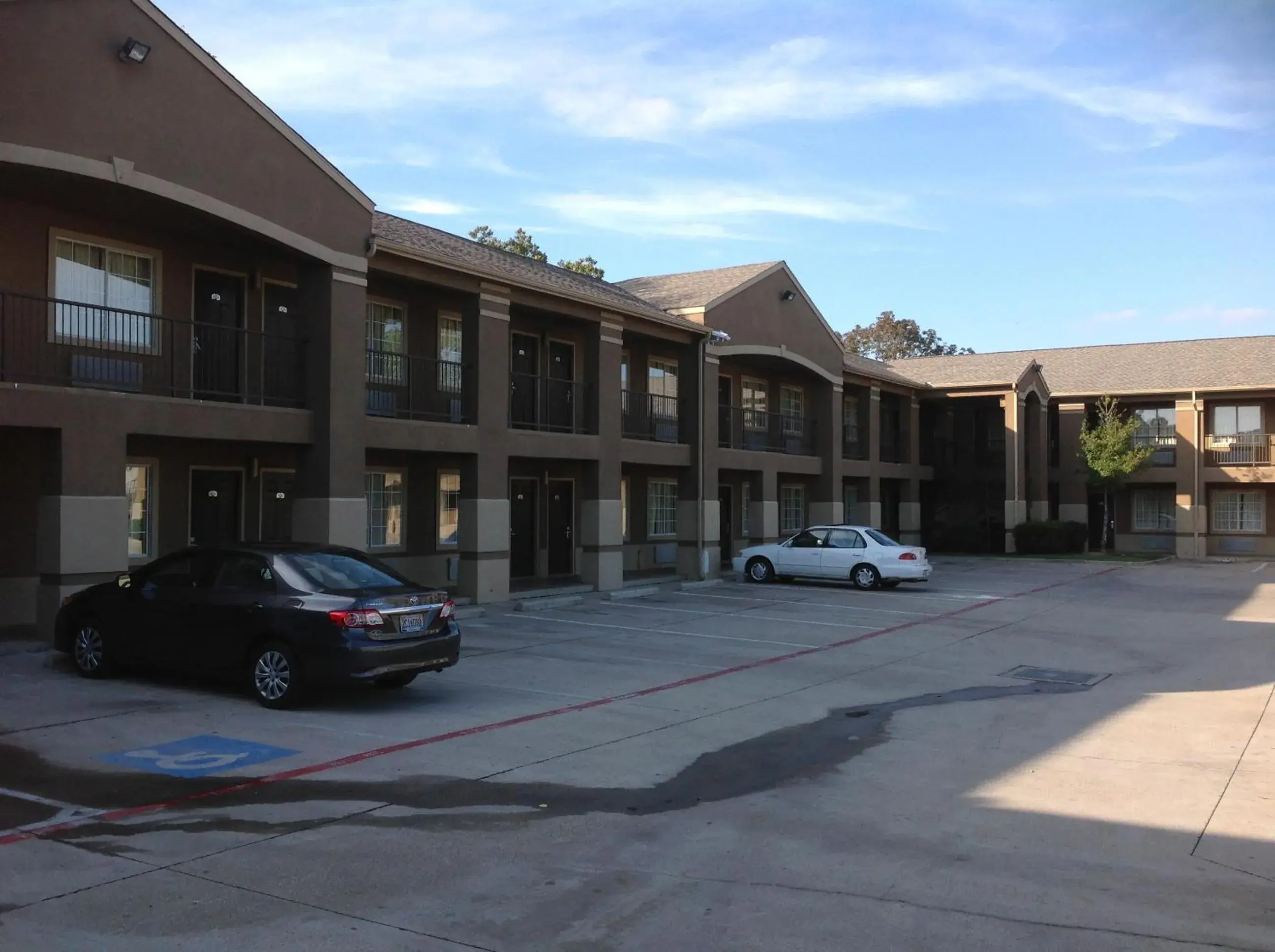 Facade/entrance in Howard Johnson by Wyndham Grand Prairie Near Lone Star Park Facade/entrance in Howard Johnson by Wyndham Grand Prairie Near Lone Star Park