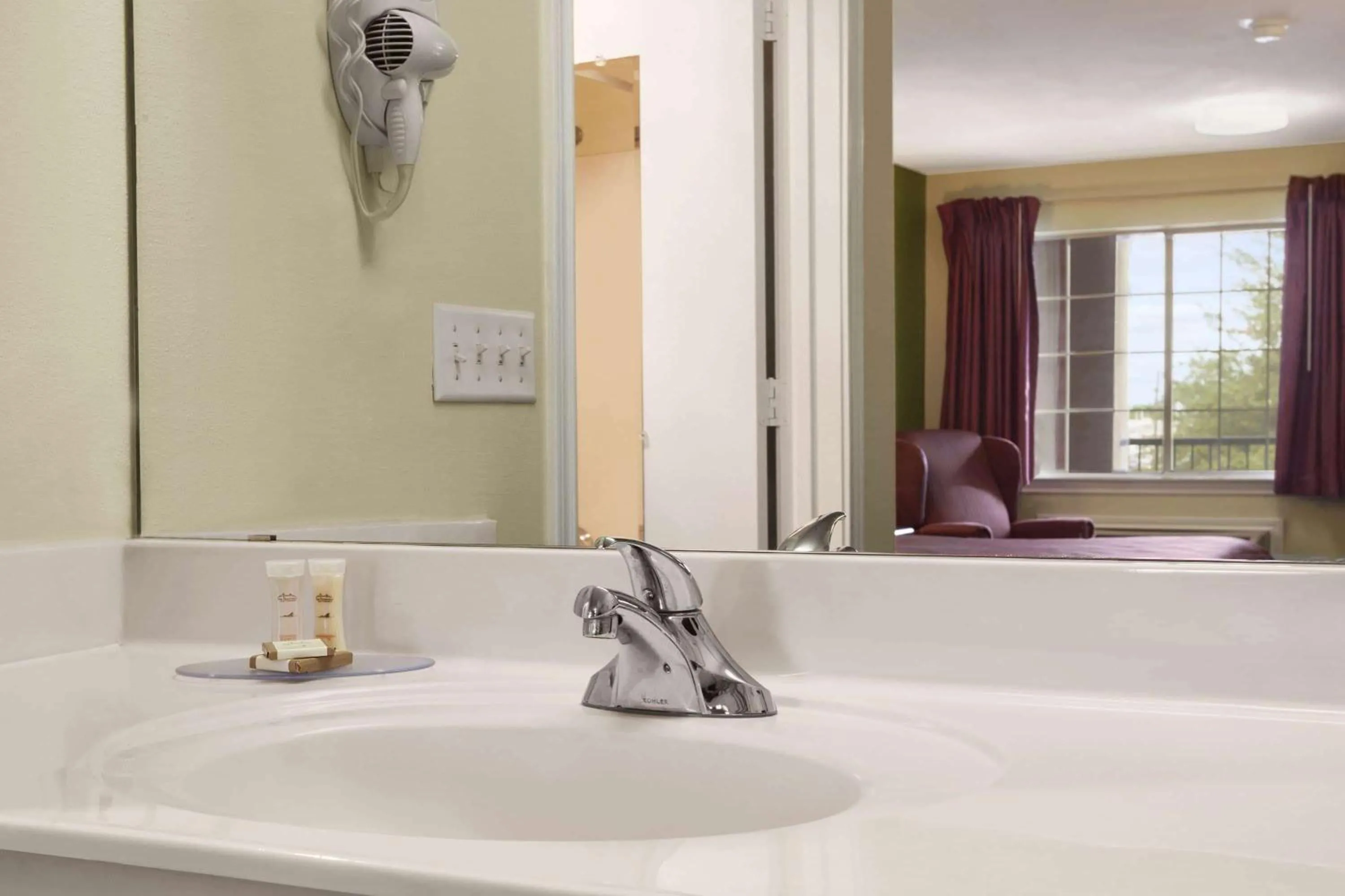 Bathroom in Howard Johnson by Wyndham Grand Prairie Near Lone Star Park