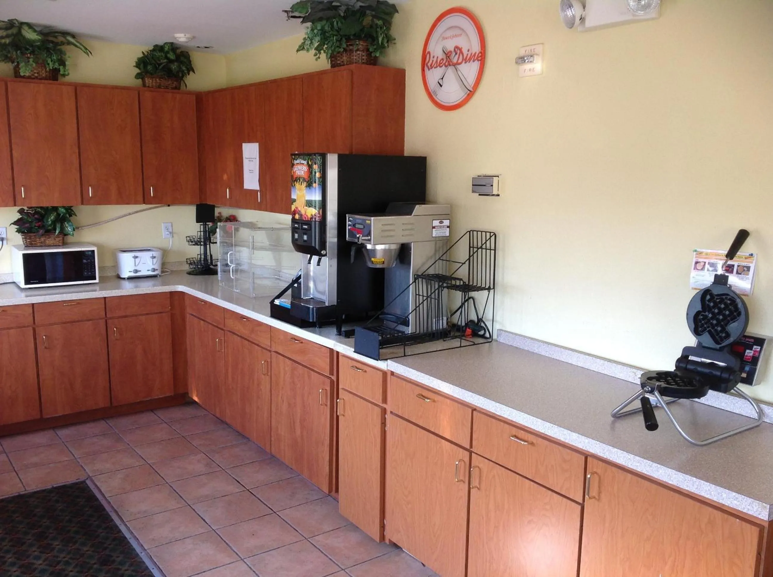 Restaurant/places to eat in Howard Johnson by Wyndham Grand Prairie Near Lone Star Park