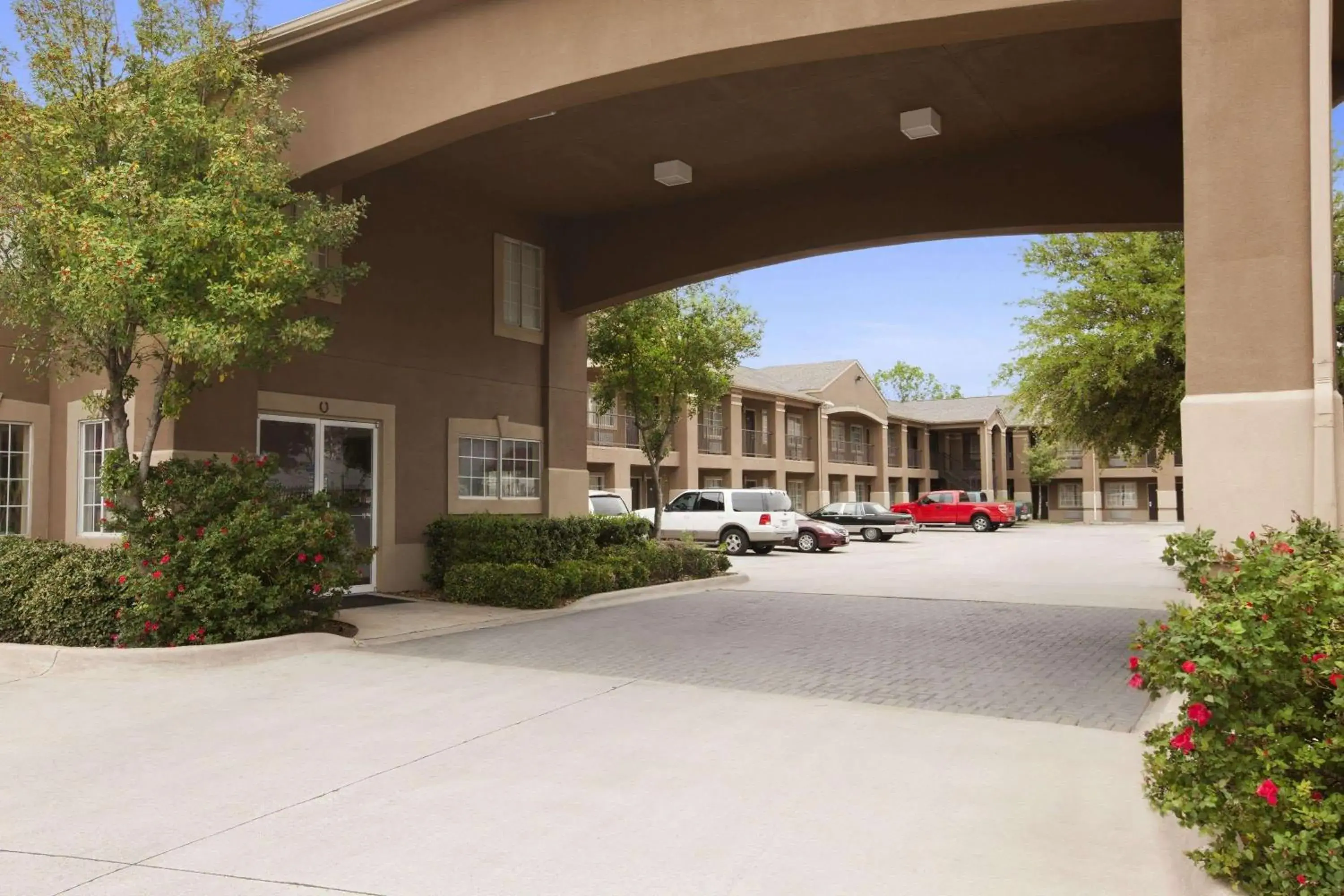 Property building in Howard Johnson by Wyndham Grand Prairie Near Lone Star Park Property building in Howard Johnson by Wyndham Grand Prairie Near Lone Star Park