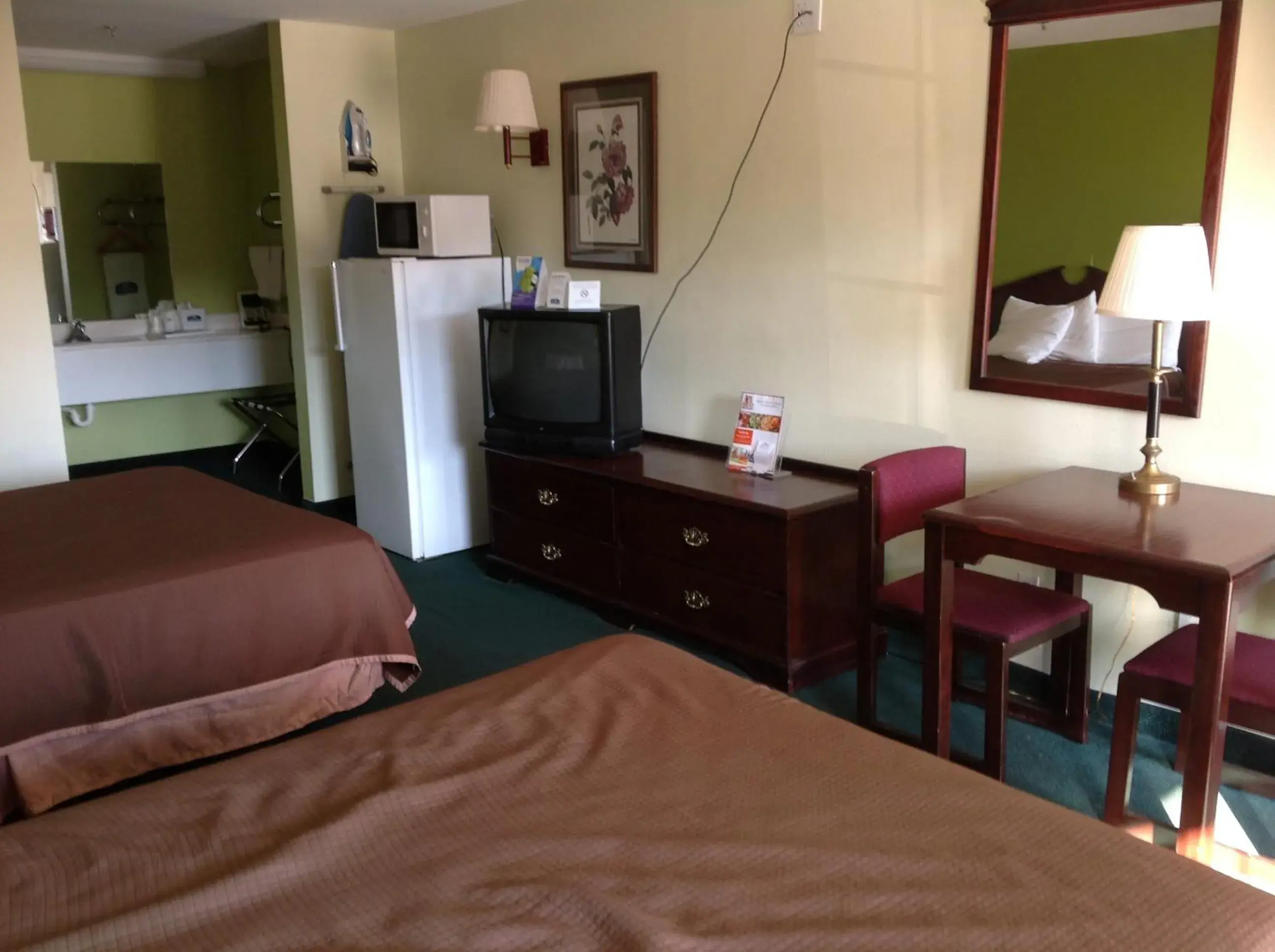 Queen Room with Two Queen Beds - Non-Smoking in Howard Johnson by Wyndham Grand Prairie Near Lone Star Park Queen Room with Two Queen Beds - Non-Smoking in Howard Johnson by Wyndham Grand Prairie Near Lone Star Park
