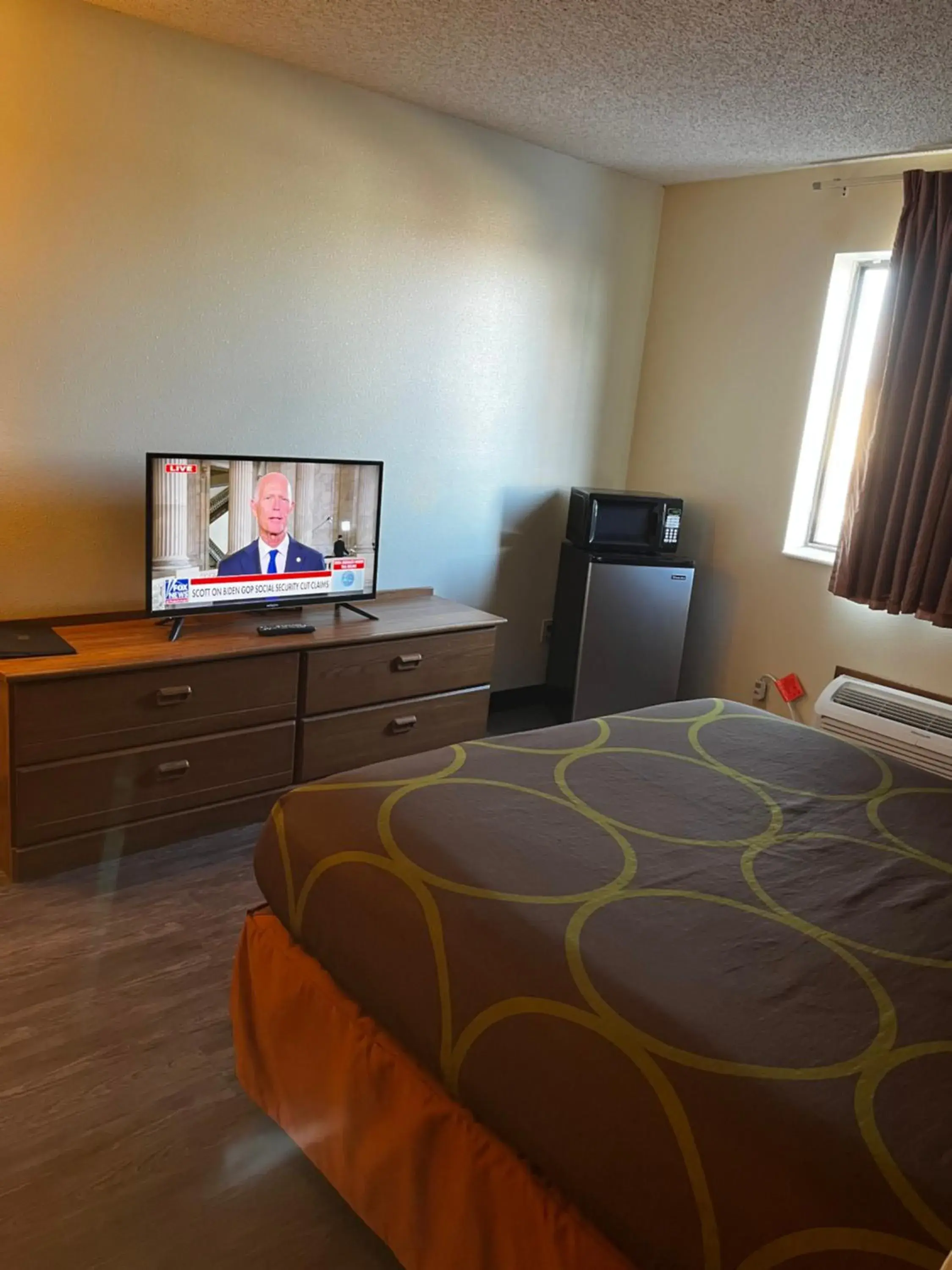 Bed in Super 8 by Wyndham Smithville Kansas City Bed in Super 8 by Wyndham Smithville Kansas City