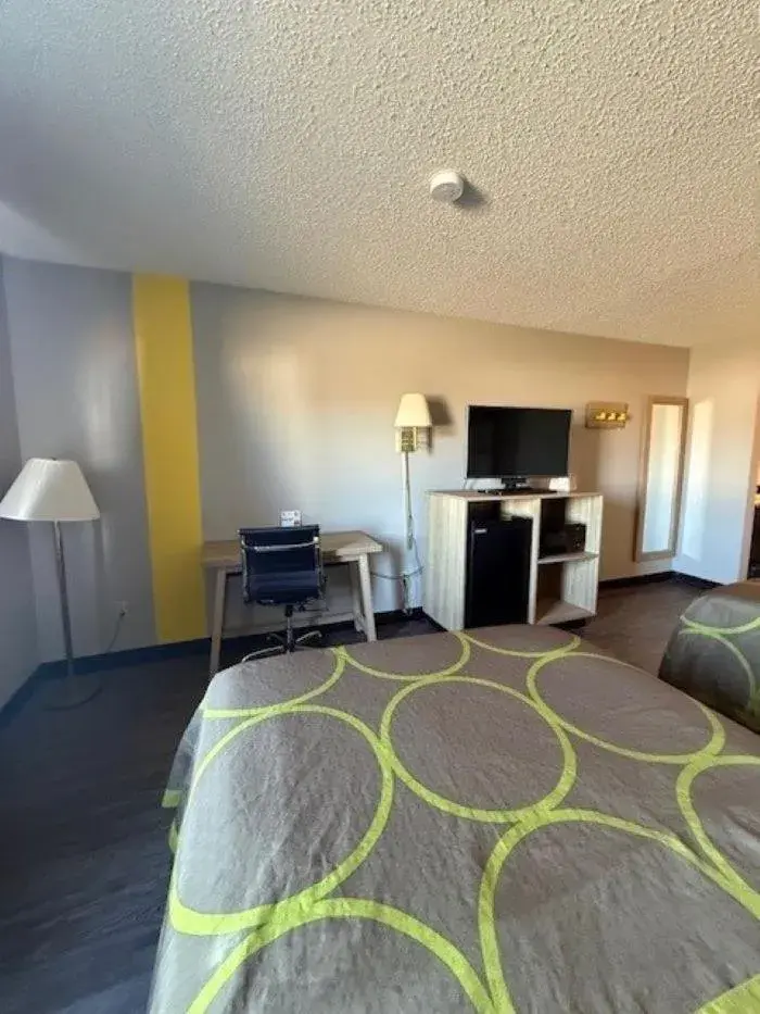 Bed in Super 8 by Wyndham Smithville Kansas City Bed in Super 8 by Wyndham Smithville Kansas City