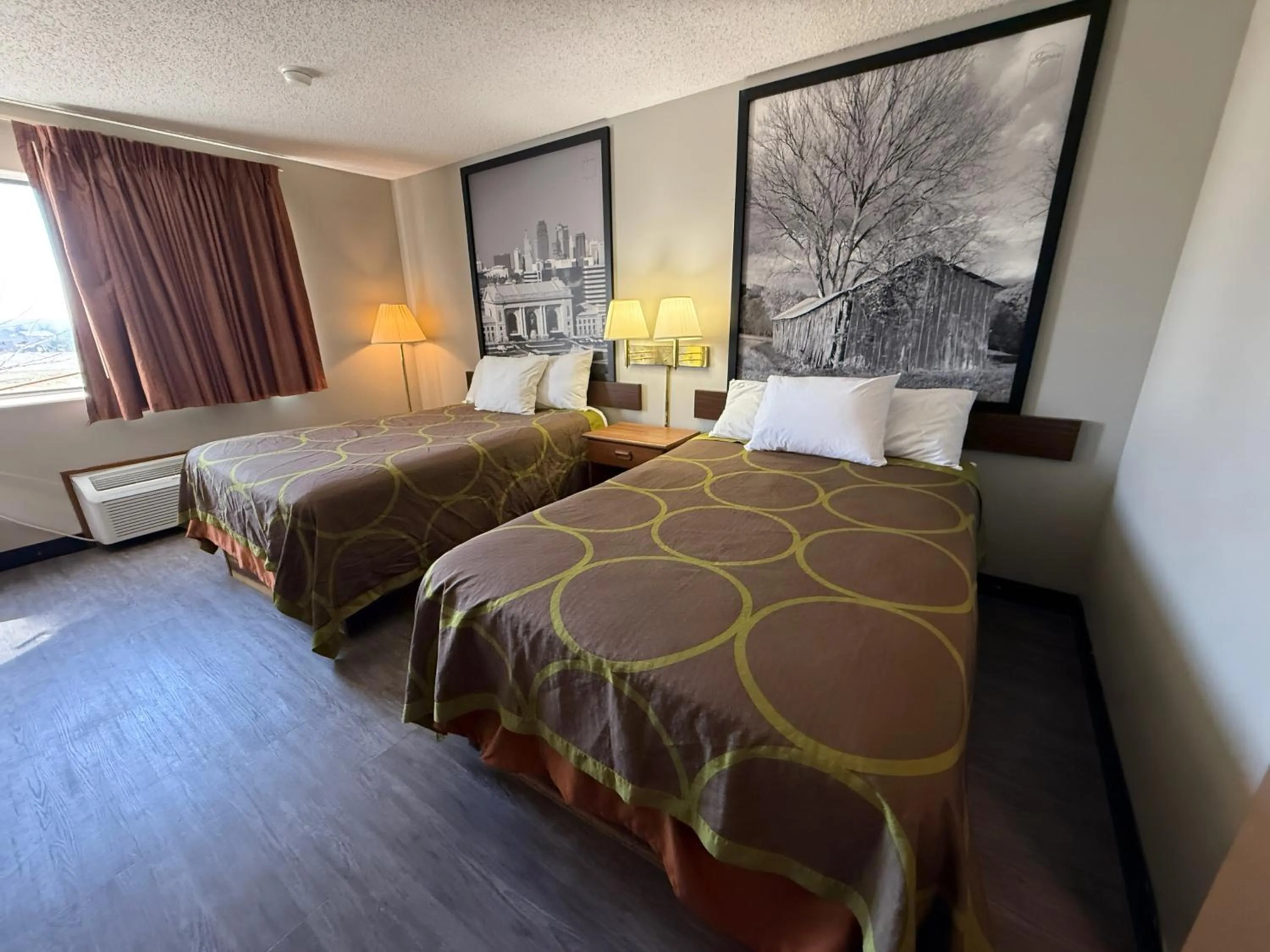 Bedroom, Bed in Super 8 by Wyndham Smithville Kansas City