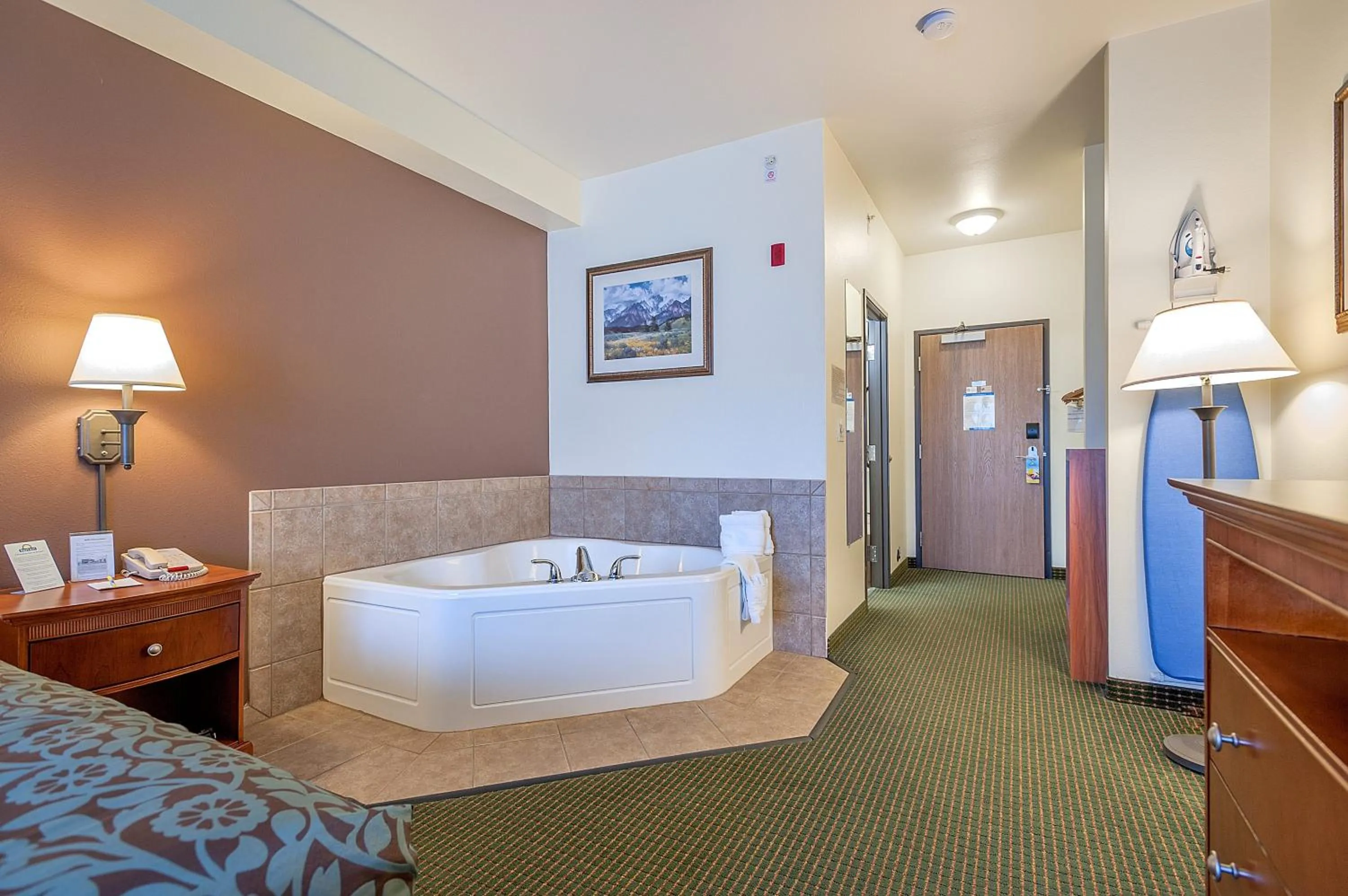 Bathroom, Bed in Days Inn by Wyndham Manitou Springs