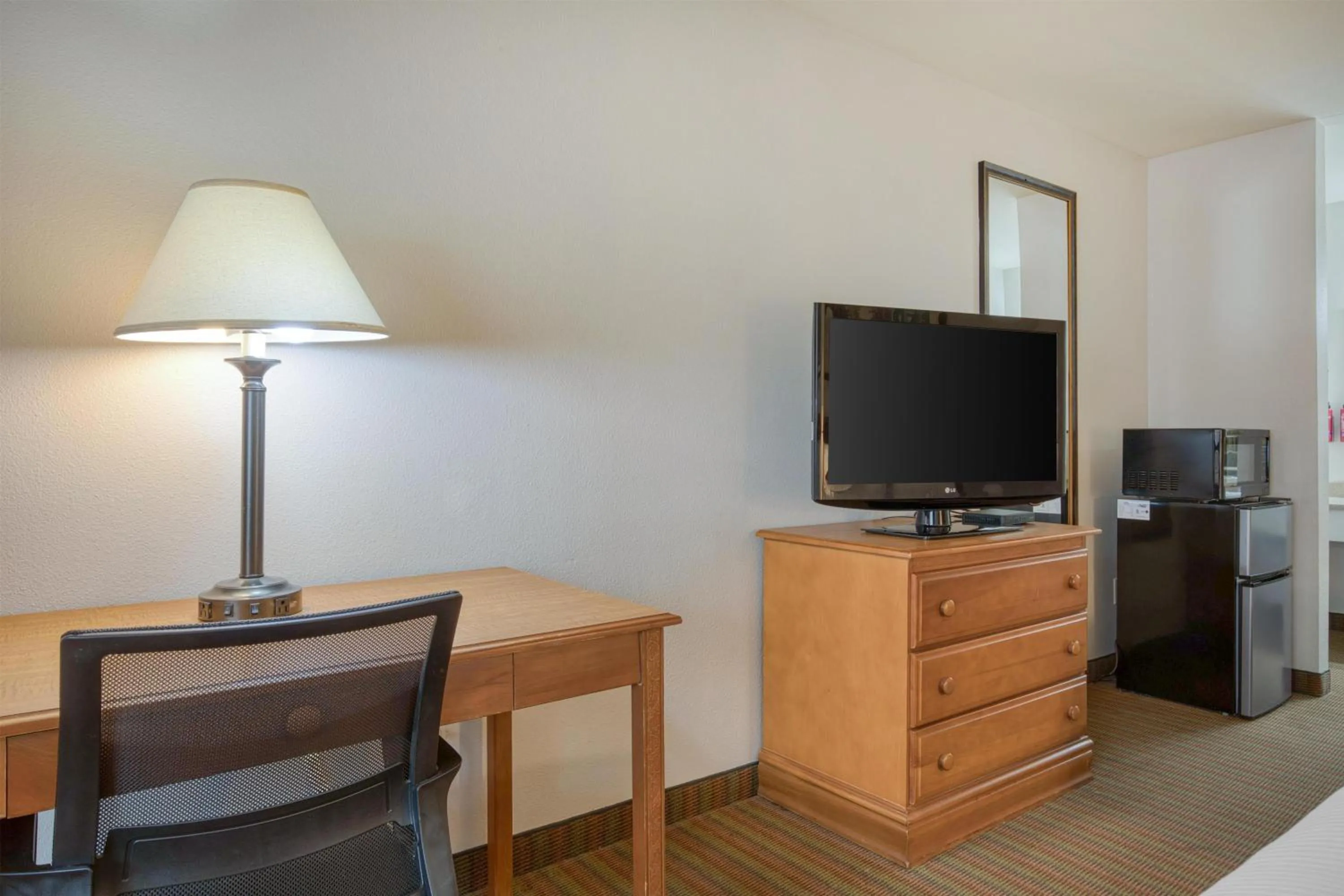 Bedroom in SureStay Hotel by Best Western Leesville