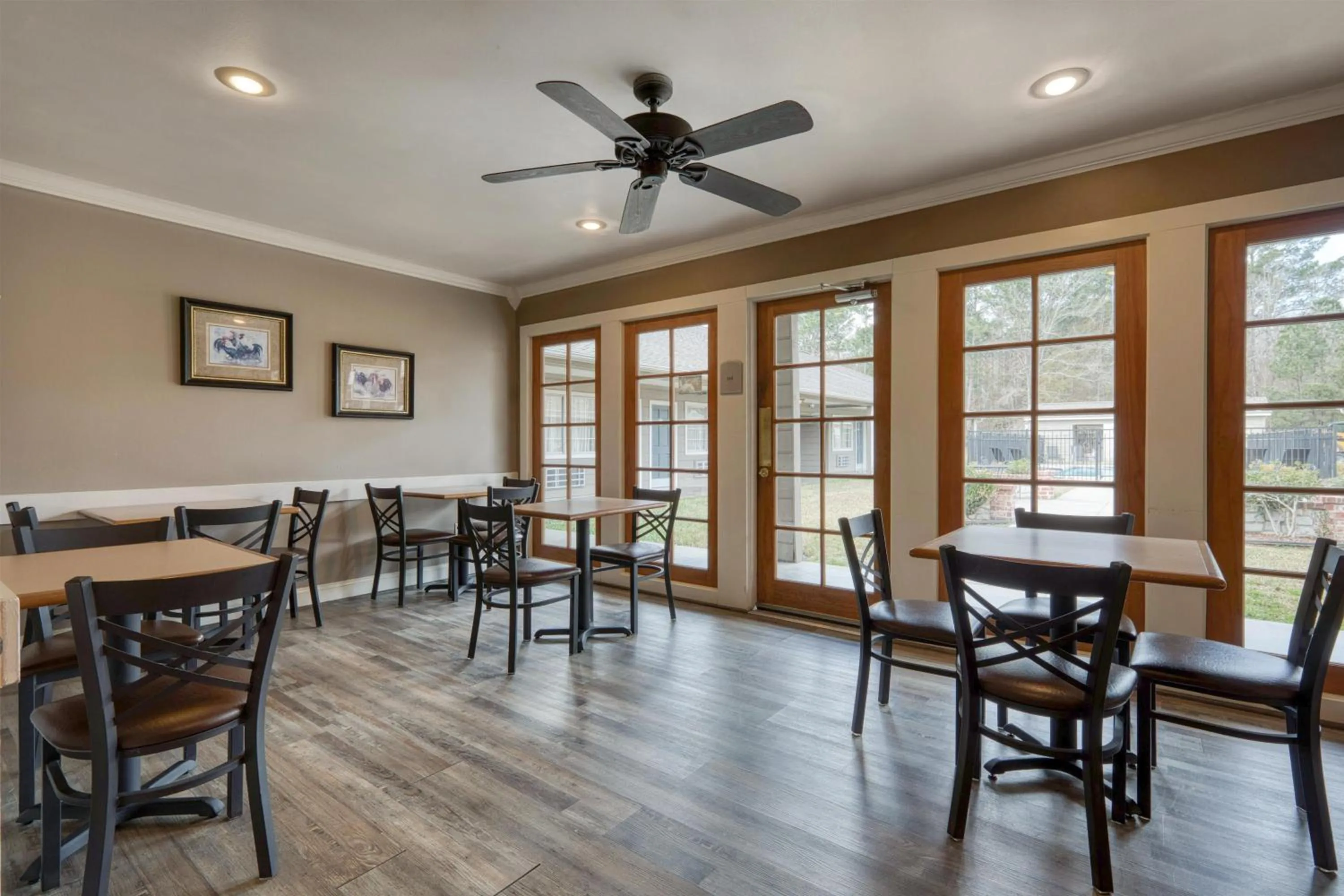 Breakfast in SureStay Hotel by Best Western Leesville