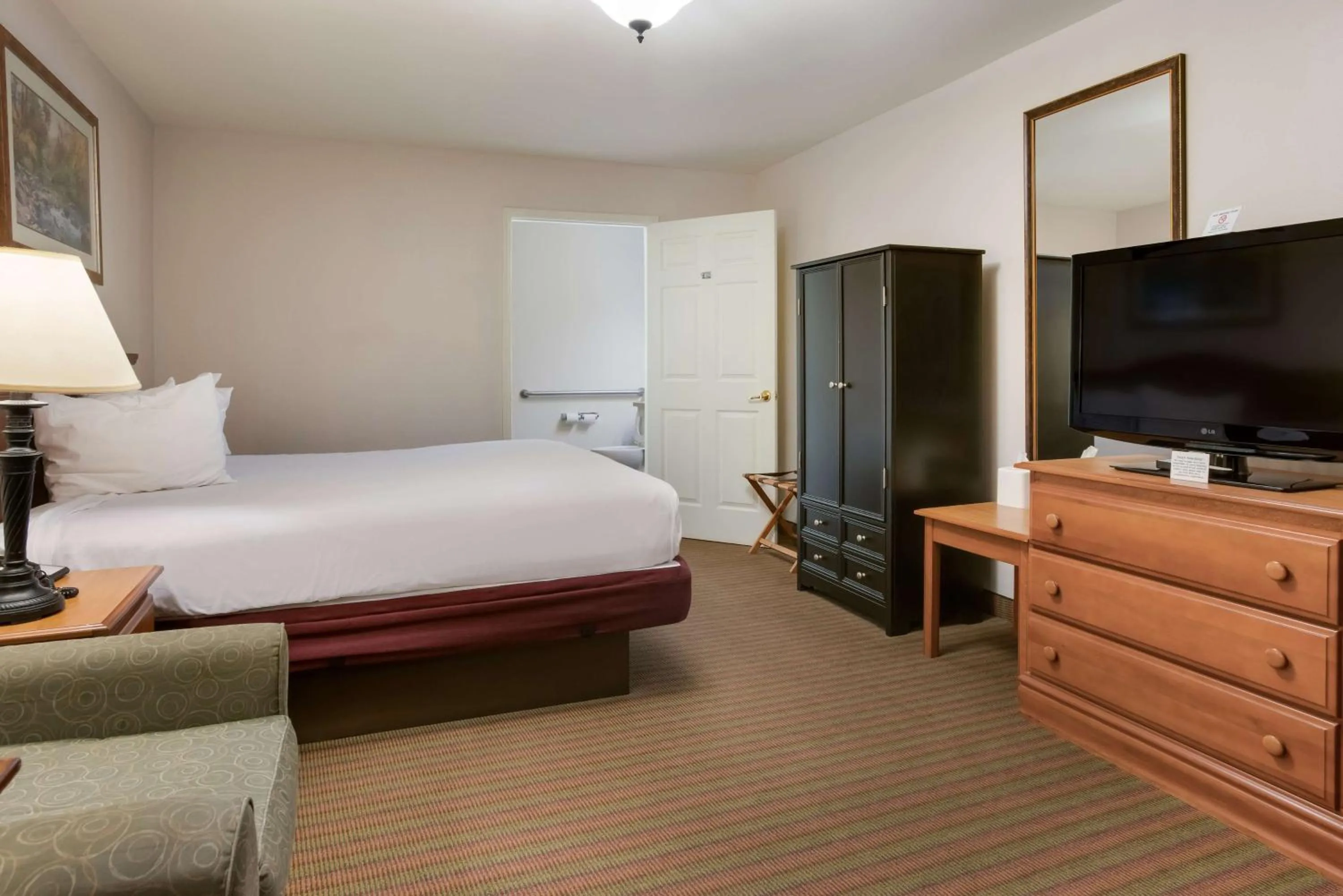 Bedroom, Bed in SureStay Hotel by Best Western Leesville