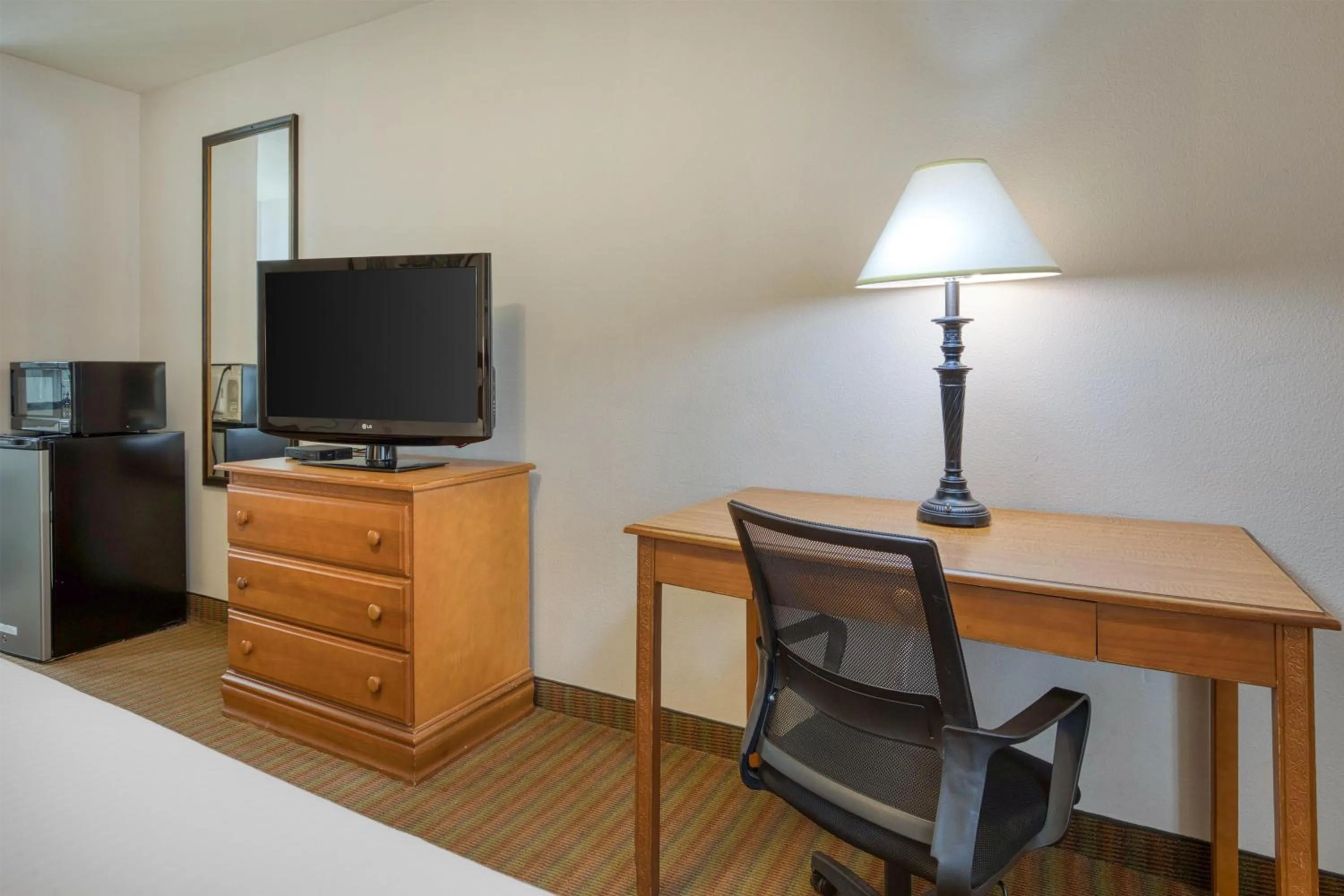 Bedroom in SureStay Hotel by Best Western Leesville
