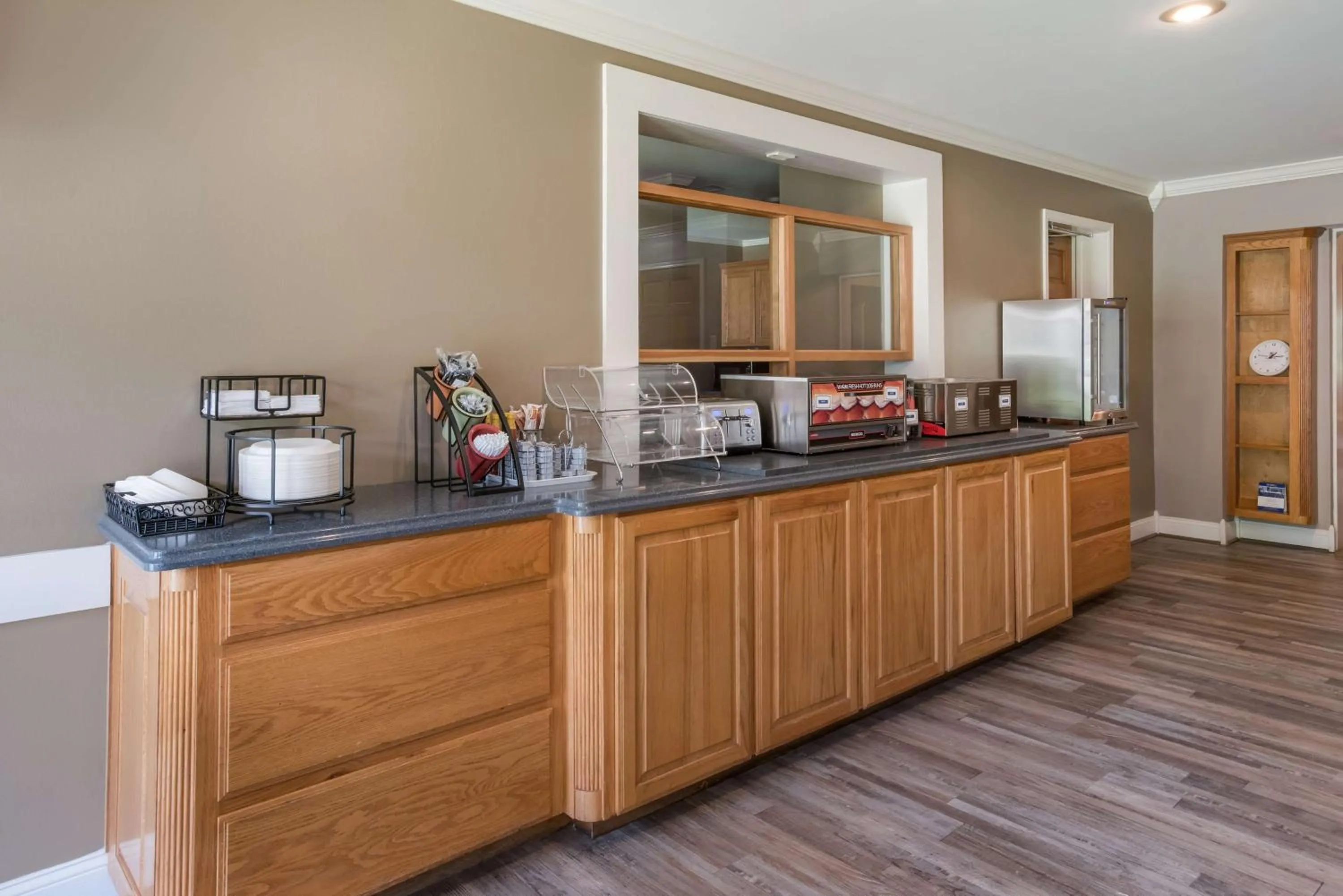 Restaurant/places to eat in SureStay Hotel by Best Western Leesville