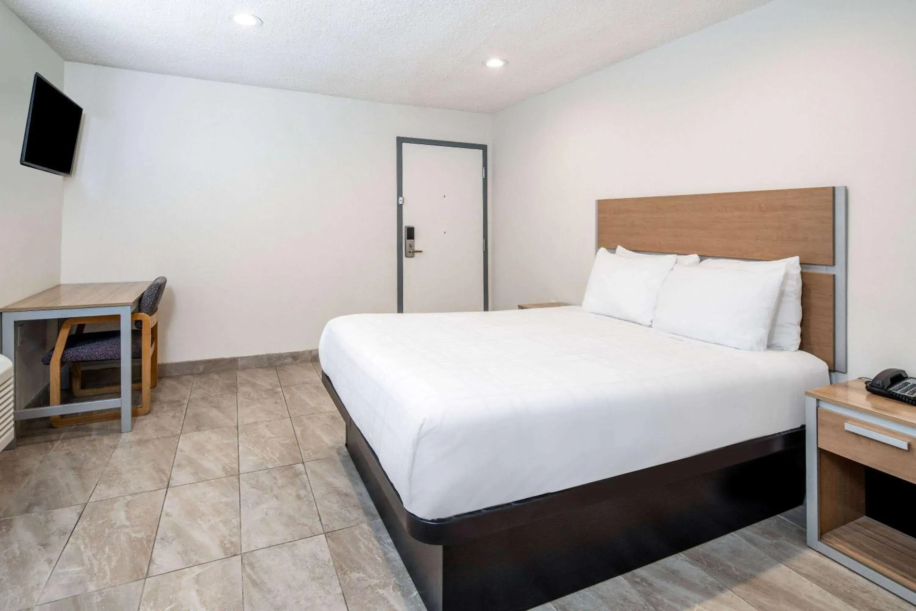 Photo of the whole room, Bed in Super 8 by Wyndham Bakersfield CA Photo of the whole room, Bed in Super 8 by Wyndham Bakersfield CA