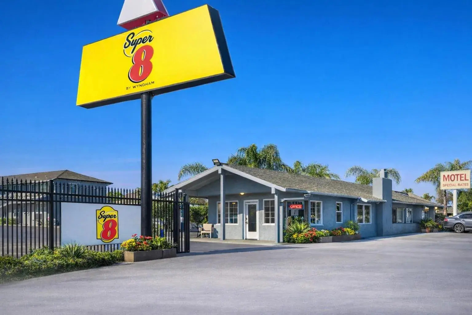 Property building in Super 8 by Wyndham Bakersfield CA Near Airport Property building in Super 8 by Wyndham Bakersfield CA Near Airport