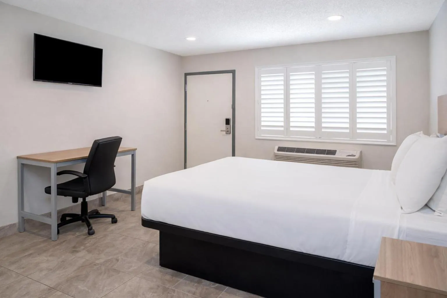 Bed in Super 8 by Wyndham Bakersfield CA Near Airport