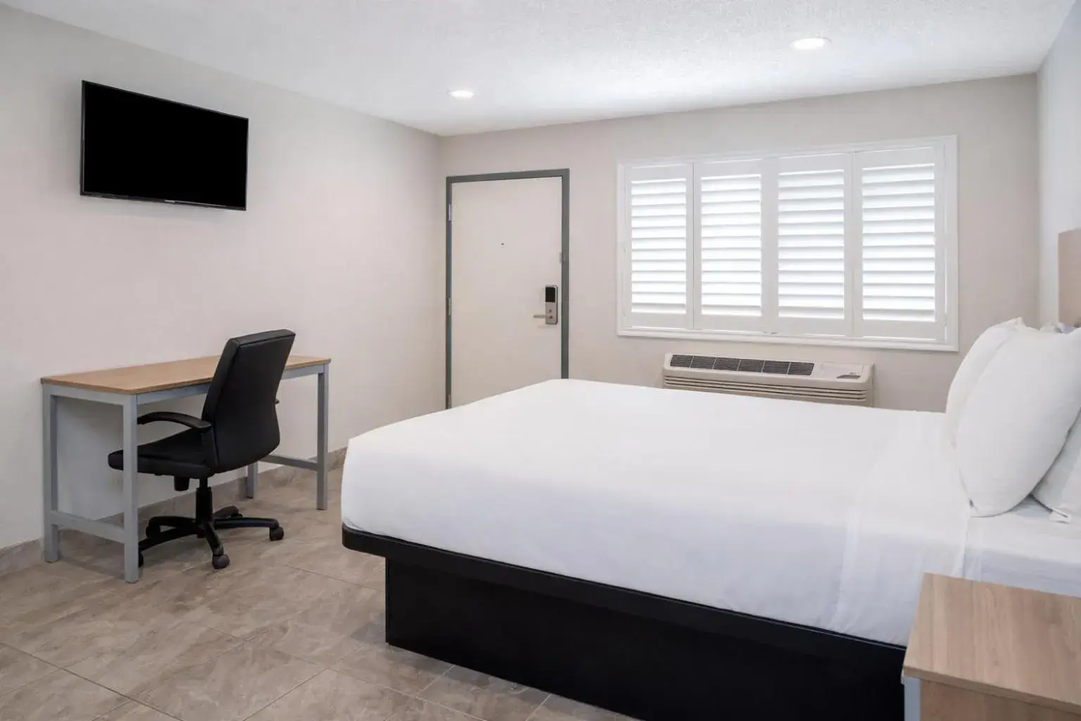 Bed in Super 8 by Wyndham Bakersfield CA Near Airport Bed in Super 8 by Wyndham Bakersfield CA Near Airport