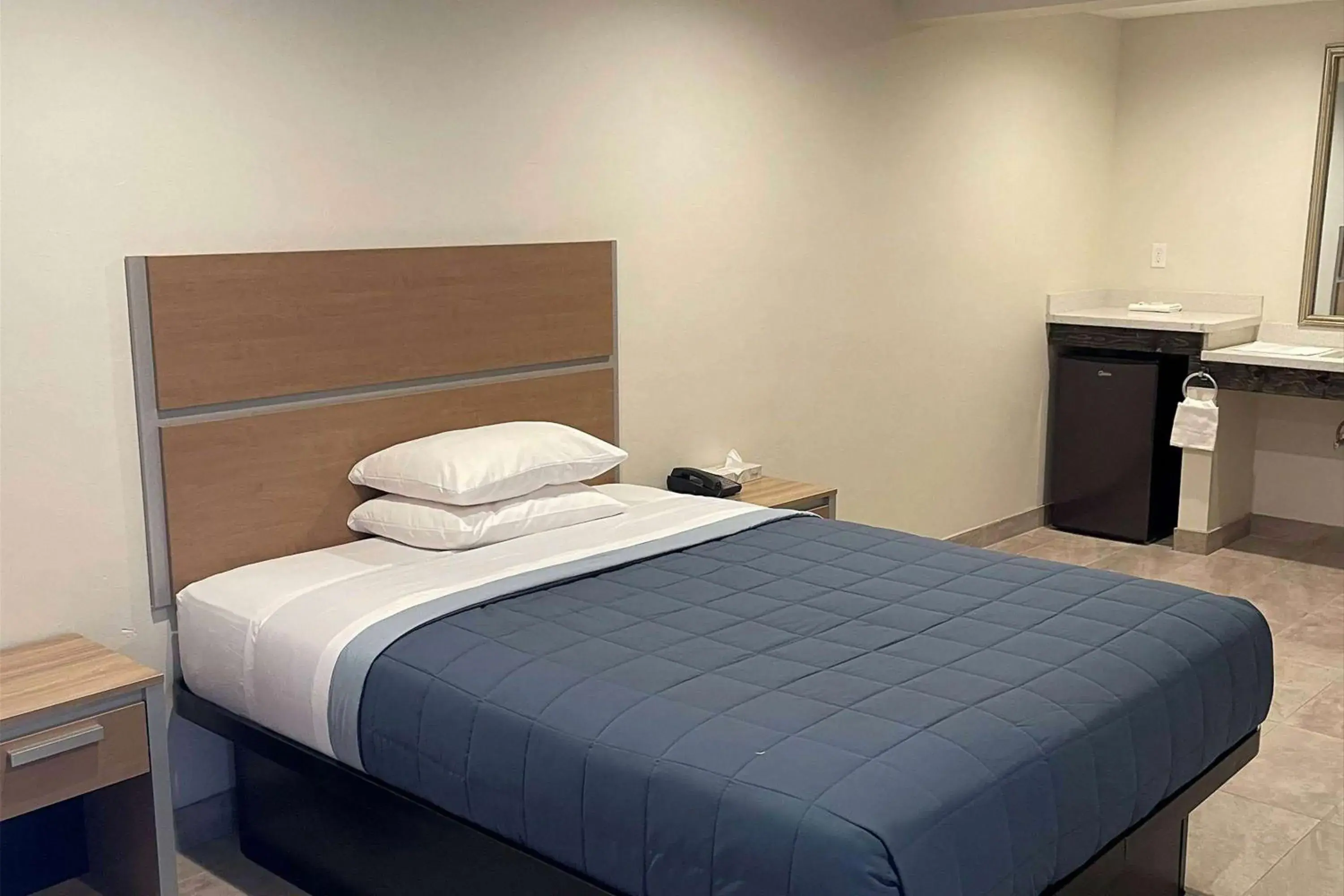 Bed in Super 8 by Wyndham Bakersfield CA Bed in Super 8 by Wyndham Bakersfield CA