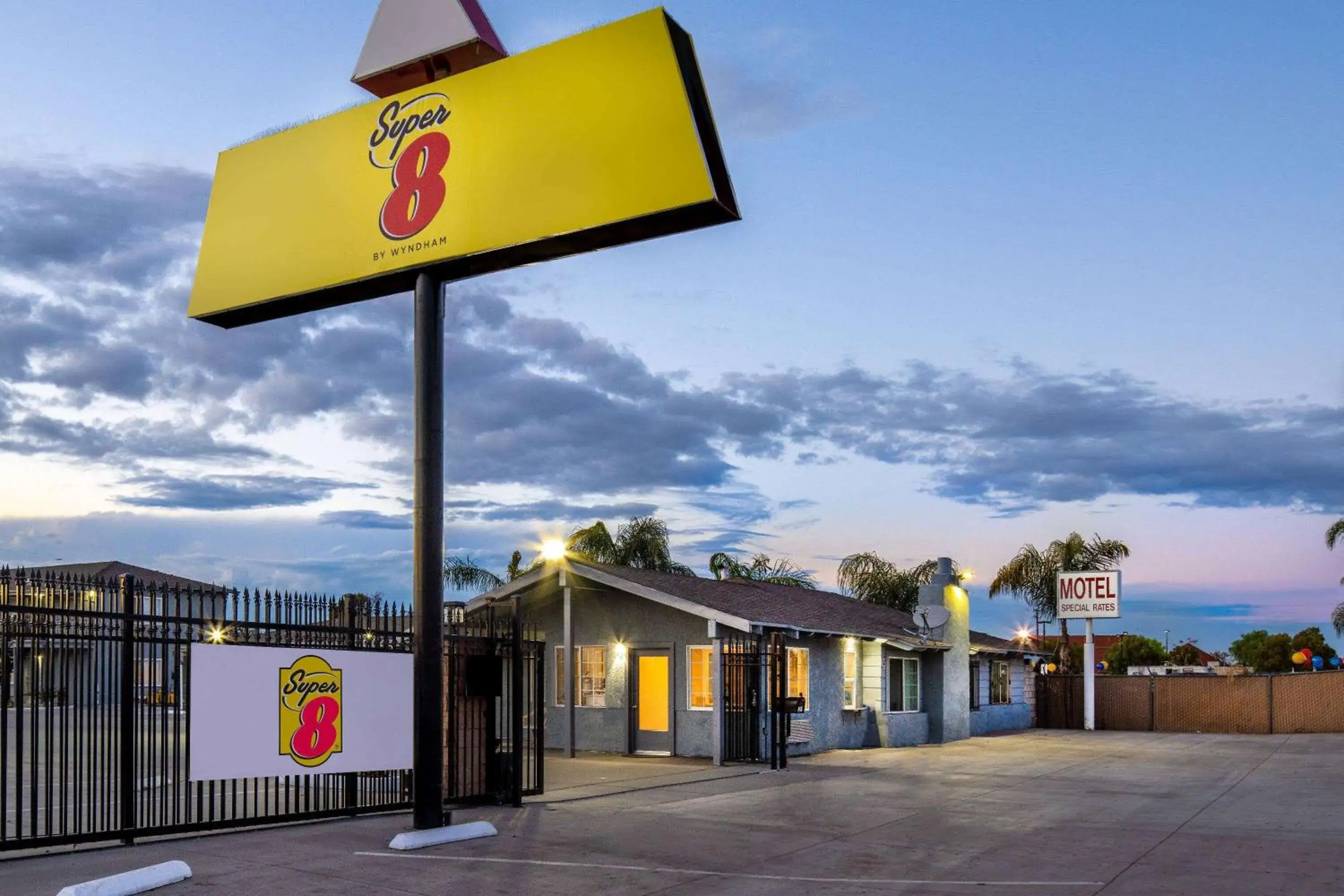 Property building in Super 8 by Wyndham Bakersfield CA Property building in Super 8 by Wyndham Bakersfield CA