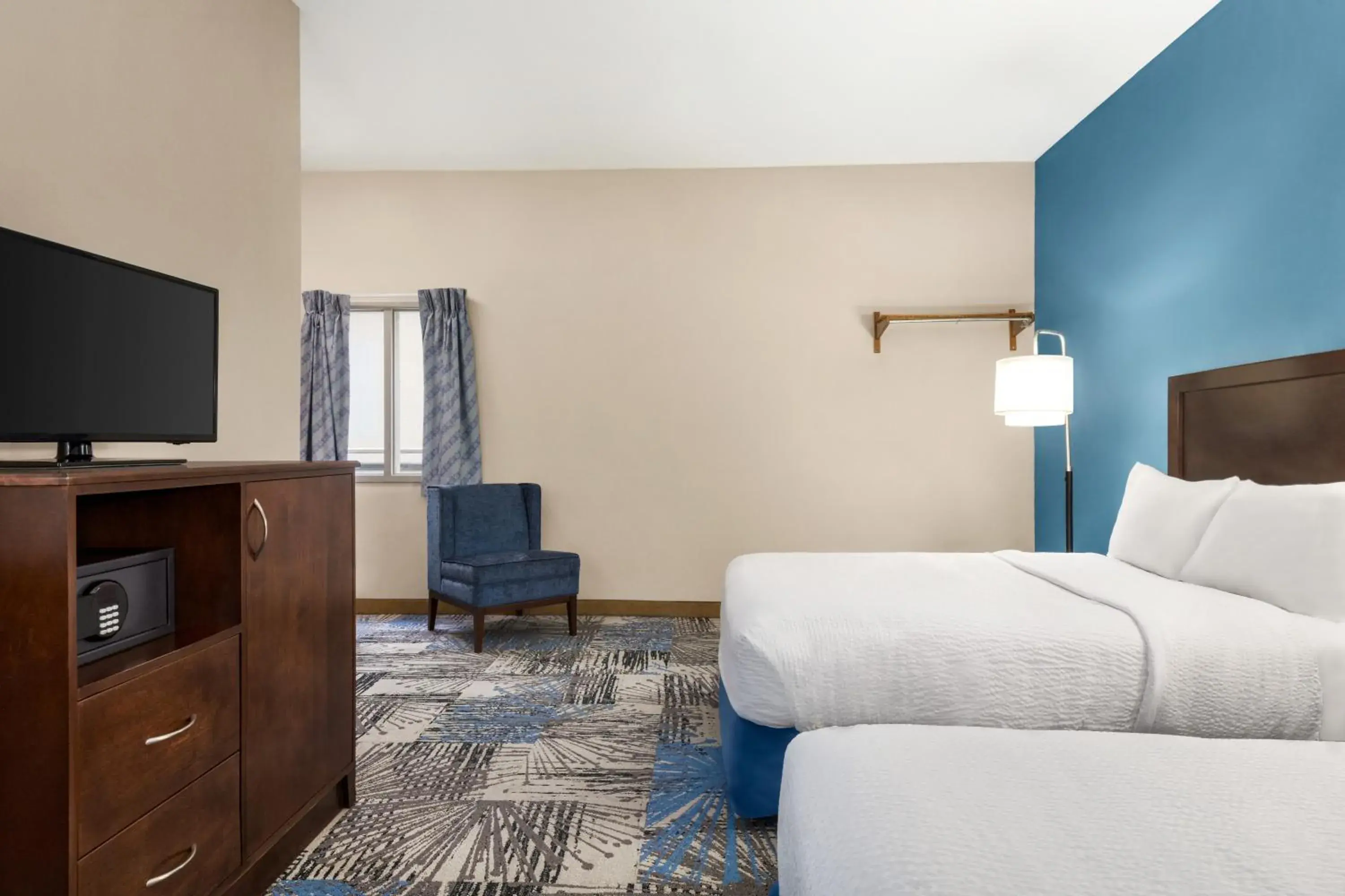 Business Double Room with Two Double Beds - Non-Smoking in Days Inn by Wyndham Philadelphia Convention Center Business Double Room with Two Double Beds - Non-Smoking in Days Inn by Wyndham Philadelphia Convention Center