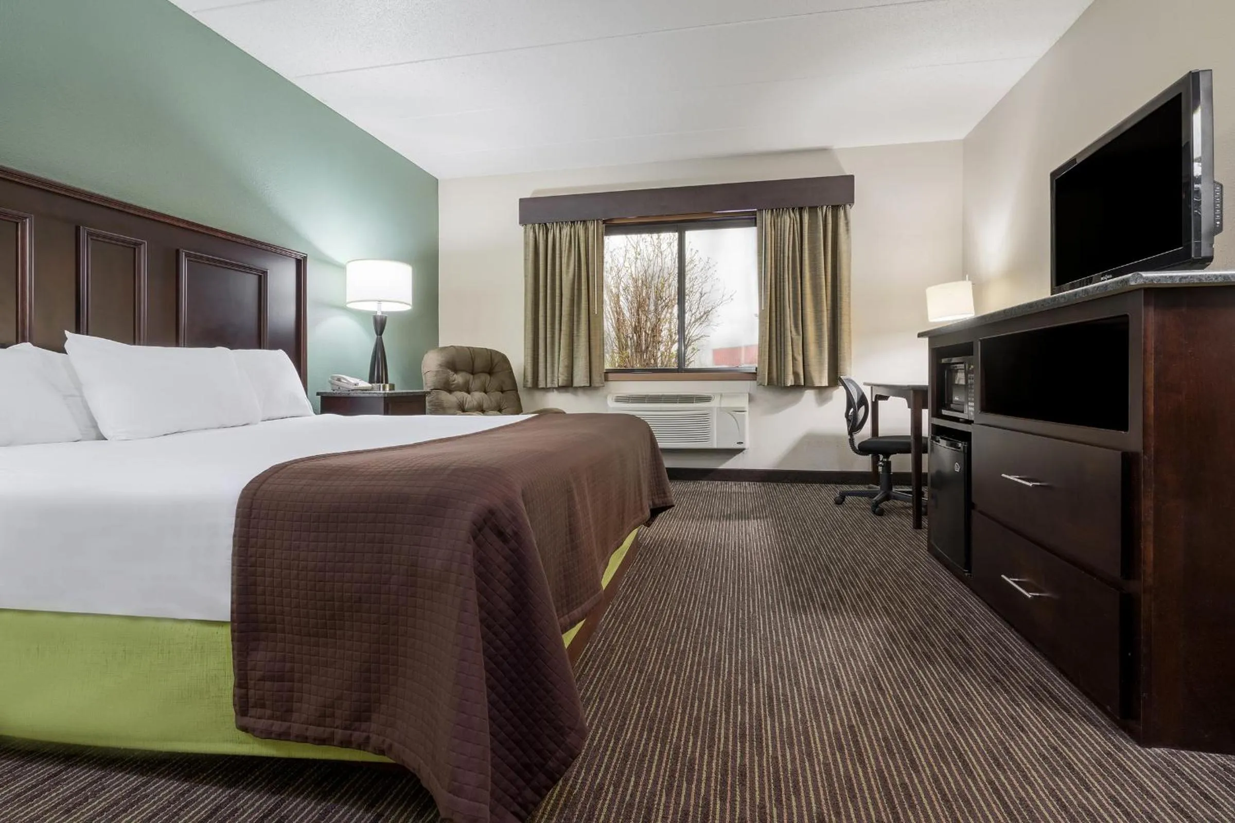 Photo of the whole room, Bed in AmericInn by Wyndham West Salem