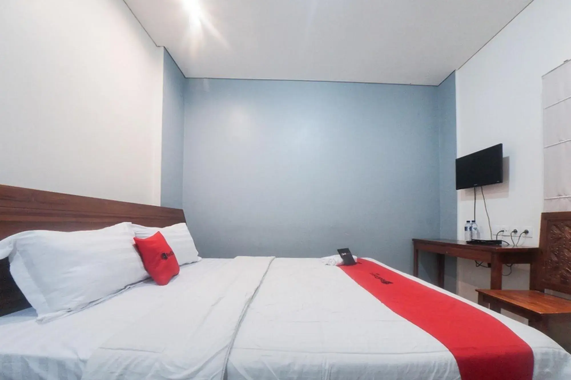 Bedroom, Bed in RedDoorz Plus near Green Pramuka Square Mall Bedroom, Bed in RedDoorz Plus near Green Pramuka Square Mall
