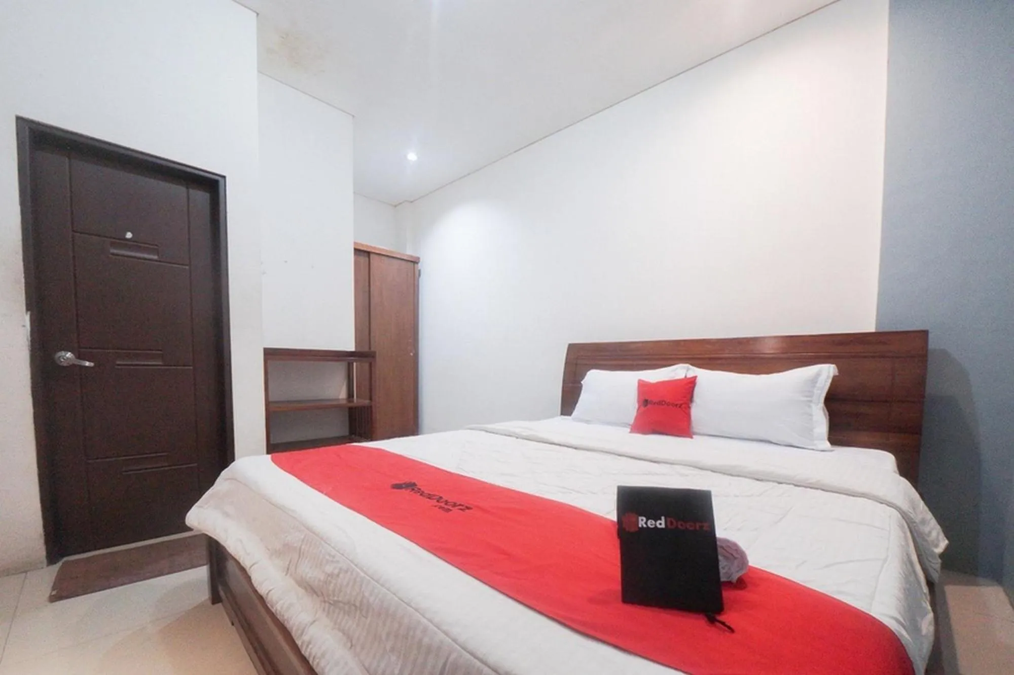 Bedroom, Bed in RedDoorz Plus near Green Pramuka Square Mall