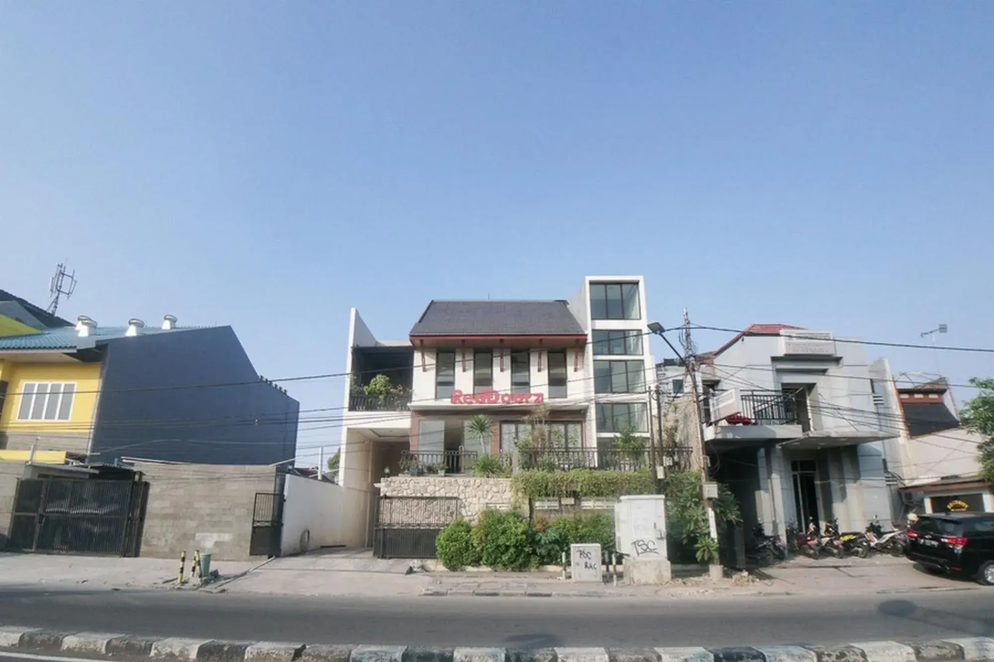 Property building in RedDoorz Plus near Green Pramuka Square Mall Property building in RedDoorz Plus near Green Pramuka Square Mall