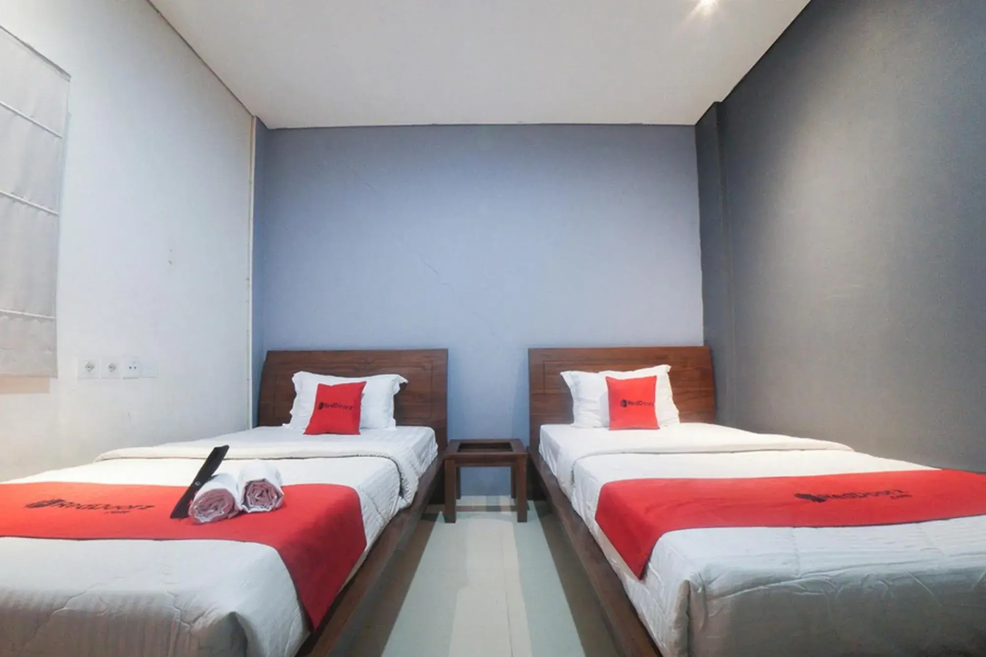 Twin Room in RedDoorz Plus near Green Pramuka Square Mall Twin Room in RedDoorz Plus near Green Pramuka Square Mall