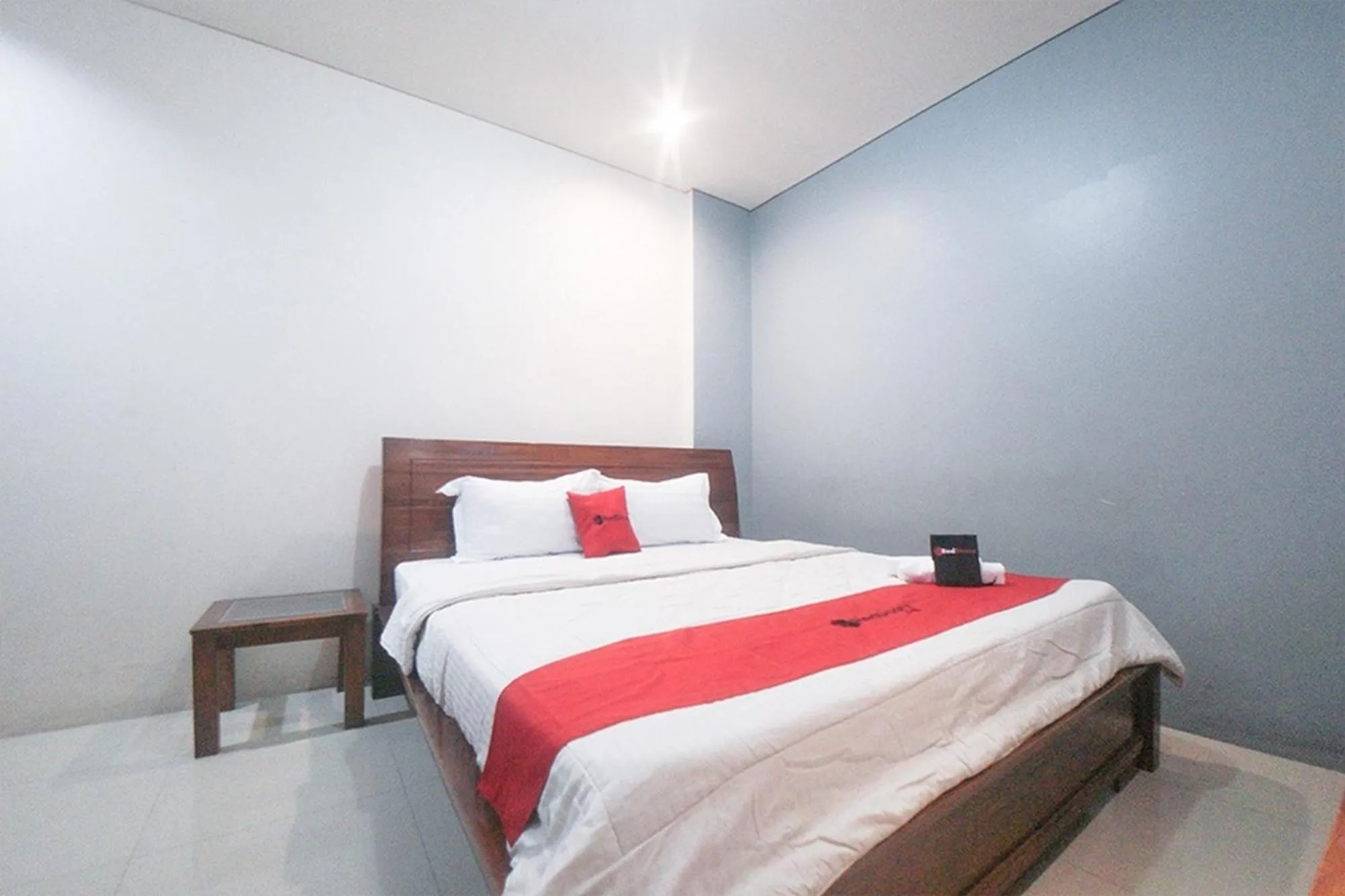 Bedroom, Bed in RedDoorz Plus near Green Pramuka Square Mall