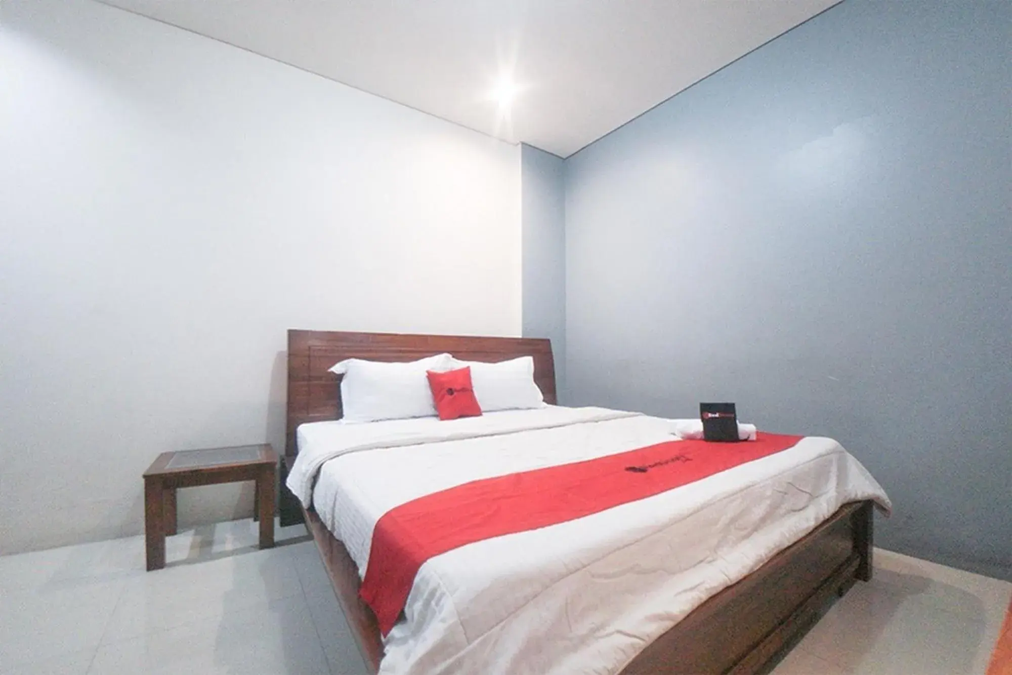 Bedroom, Bed in RedDoorz Plus near Green Pramuka Square Mall Bedroom, Bed in RedDoorz Plus near Green Pramuka Square Mall