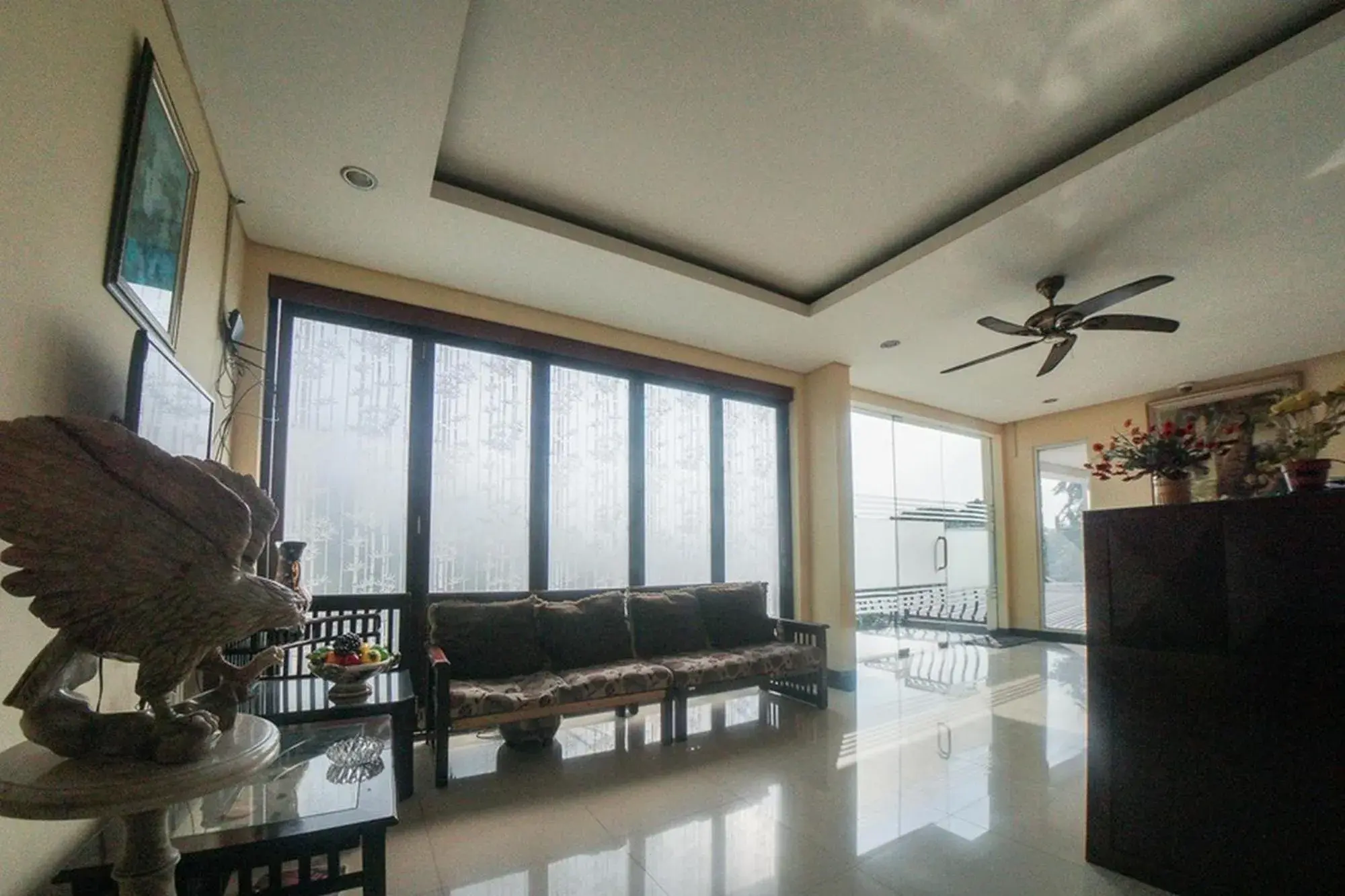 Living room in RedDoorz Plus near Green Pramuka Square Mall Living room in RedDoorz Plus near Green Pramuka Square Mall