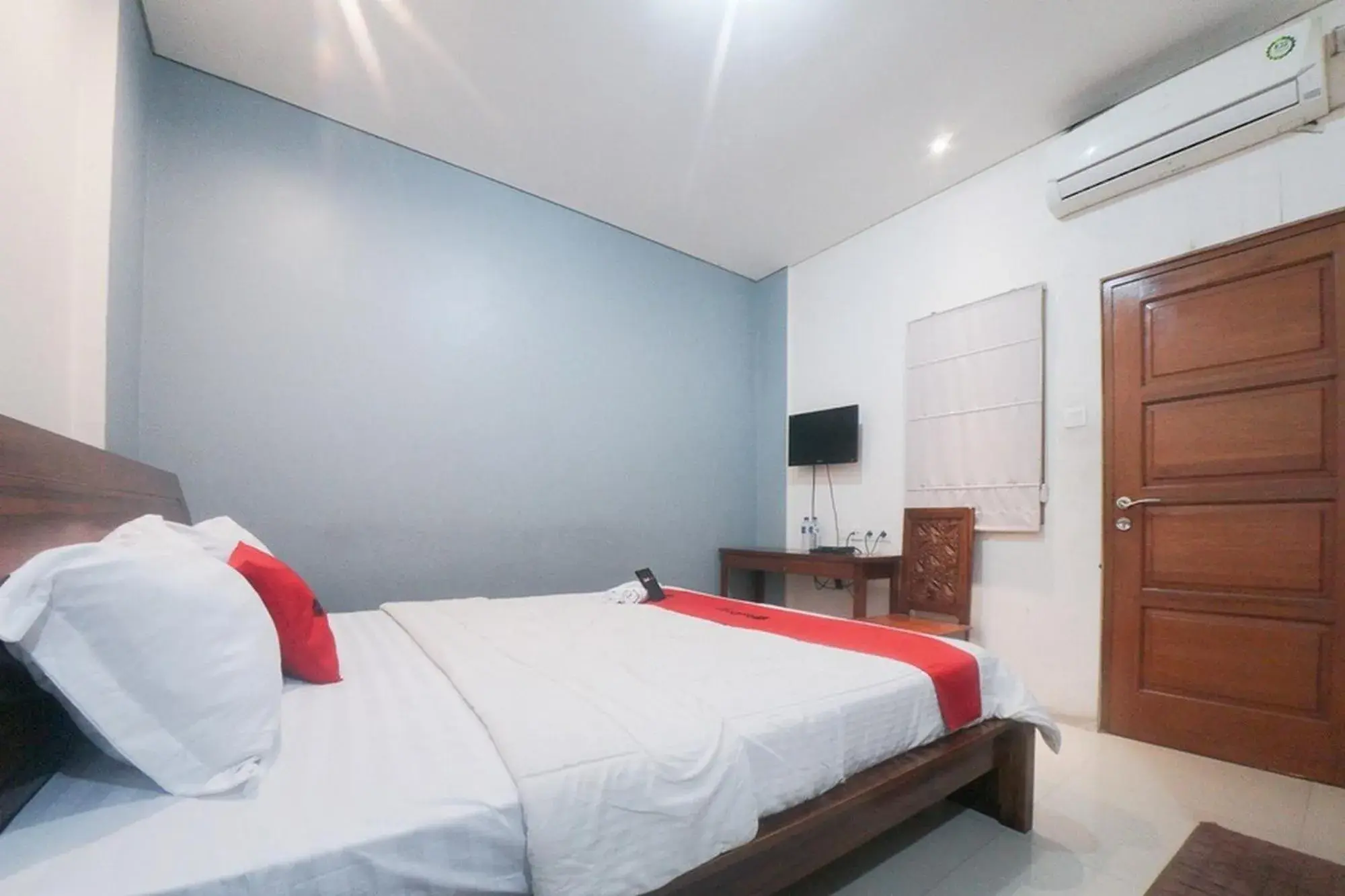 Bedroom, Bed in RedDoorz Plus near Green Pramuka Square Mall Bedroom, Bed in RedDoorz Plus near Green Pramuka Square Mall