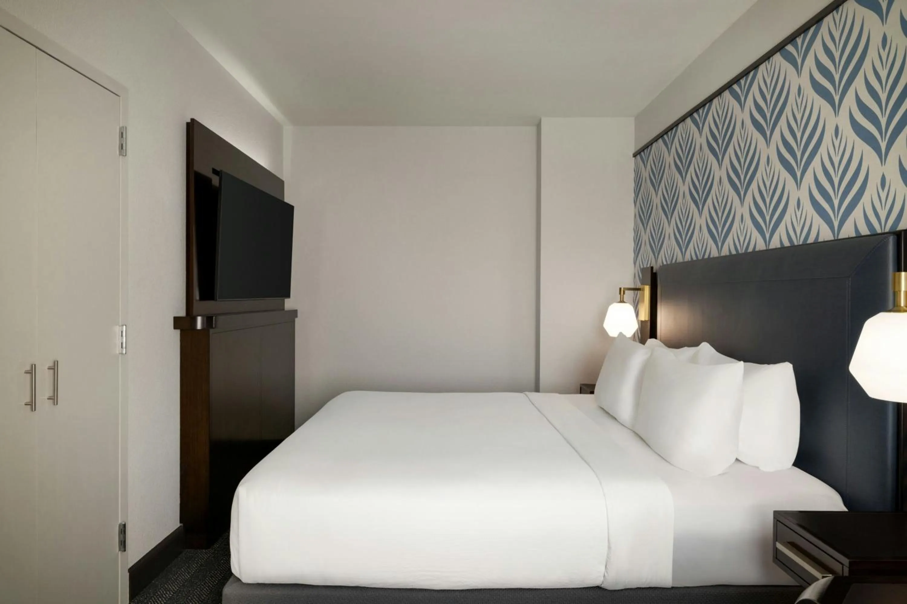 Photo of the whole room, Bed in Courtyard by Marriott San Francisco Union Square