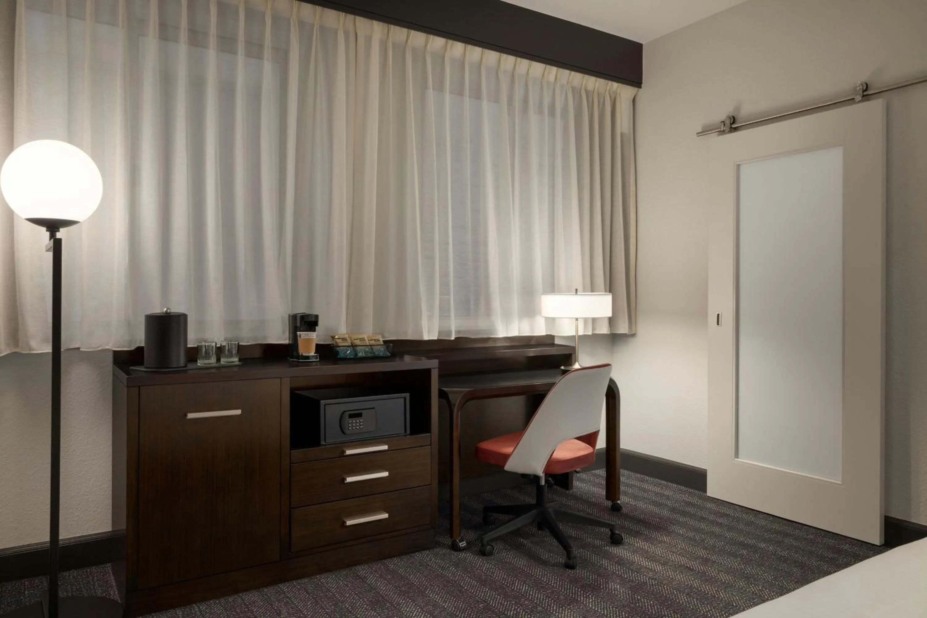 Photo of the whole room in Courtyard by Marriott San Francisco Union Square