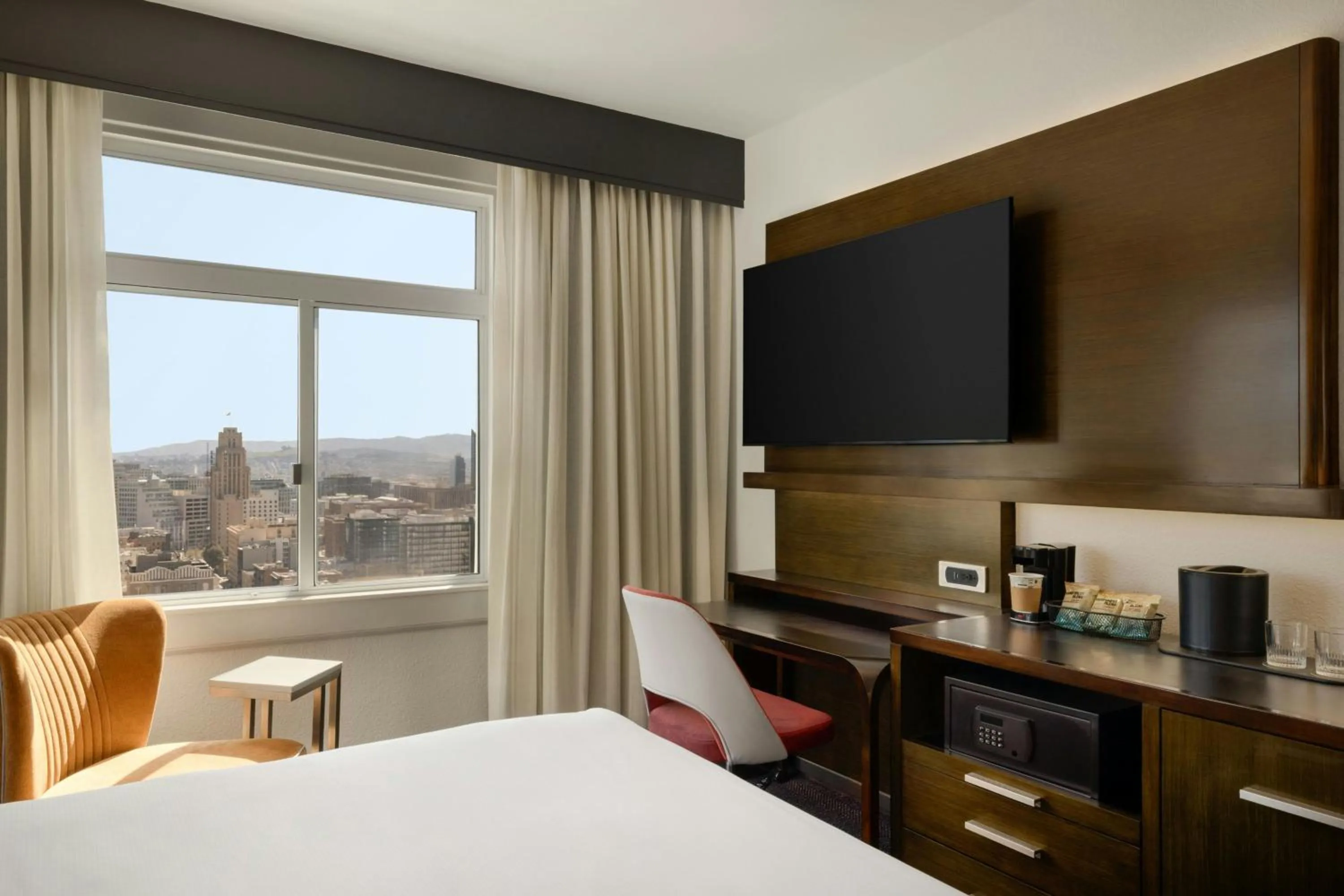 Photo of the whole room, Bed in Courtyard by Marriott San Francisco Union Square