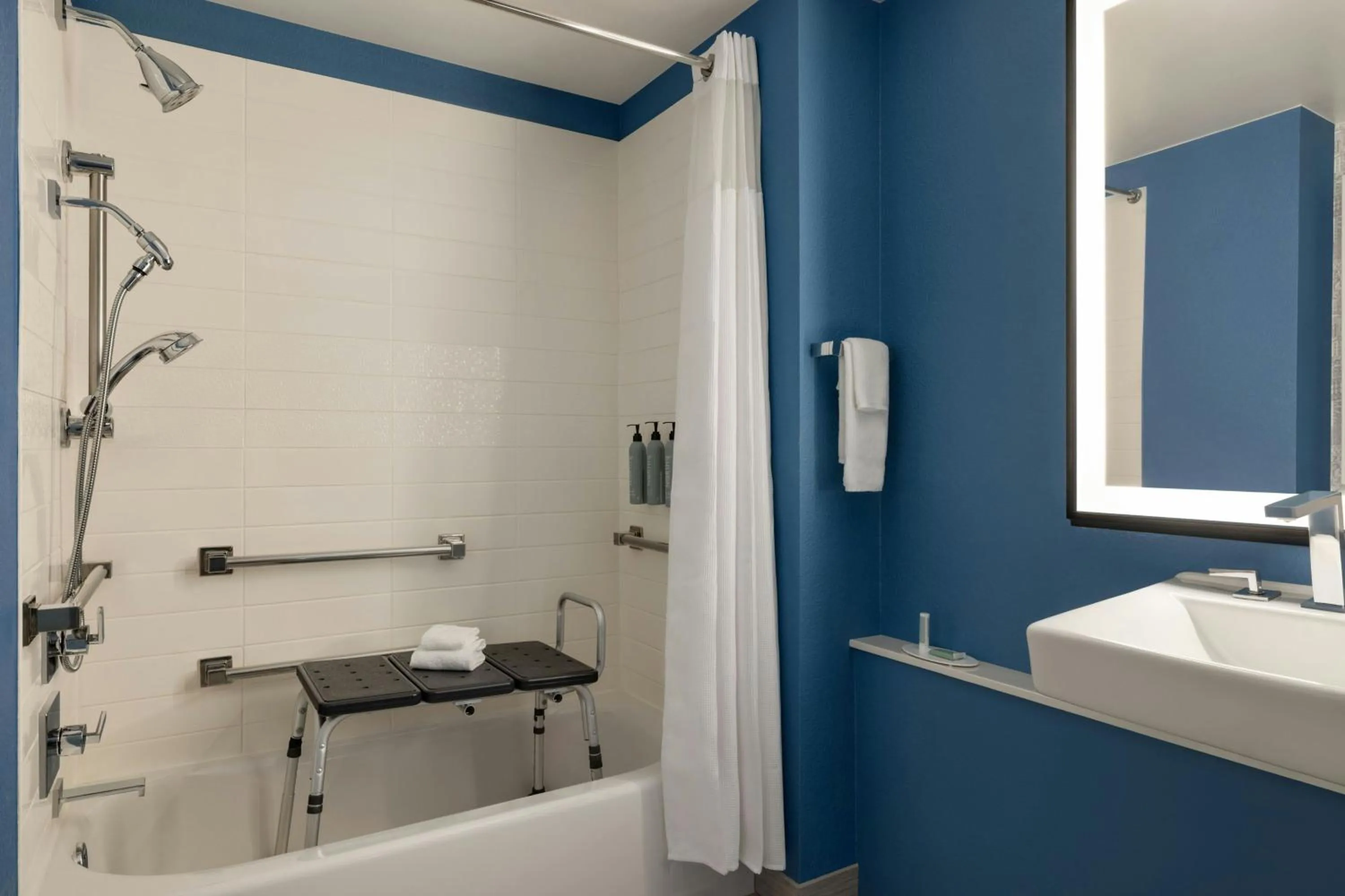 Bathroom in Courtyard by Marriott San Francisco Union Square