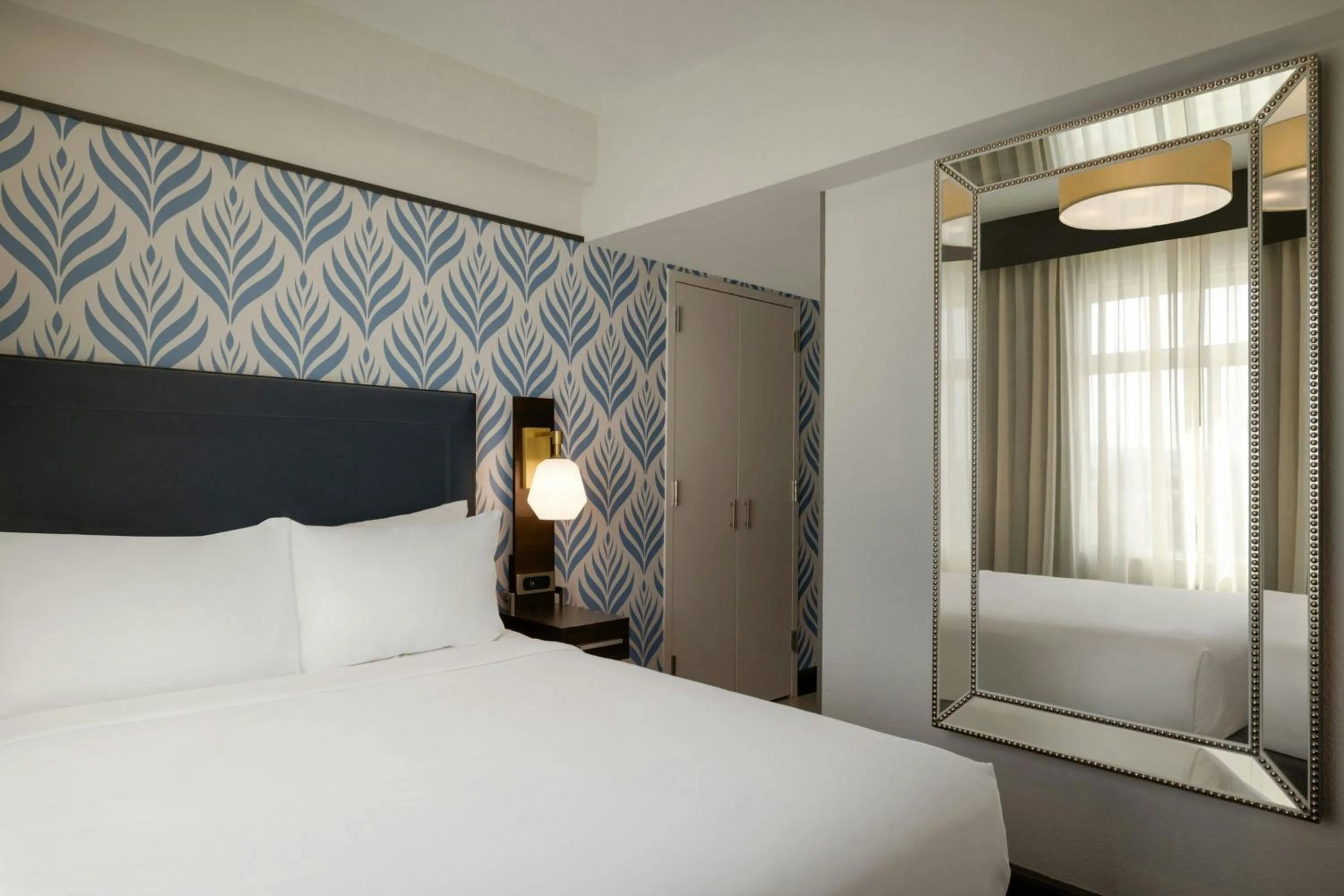 Photo of the whole room, Bed in Courtyard by Marriott San Francisco Union Square