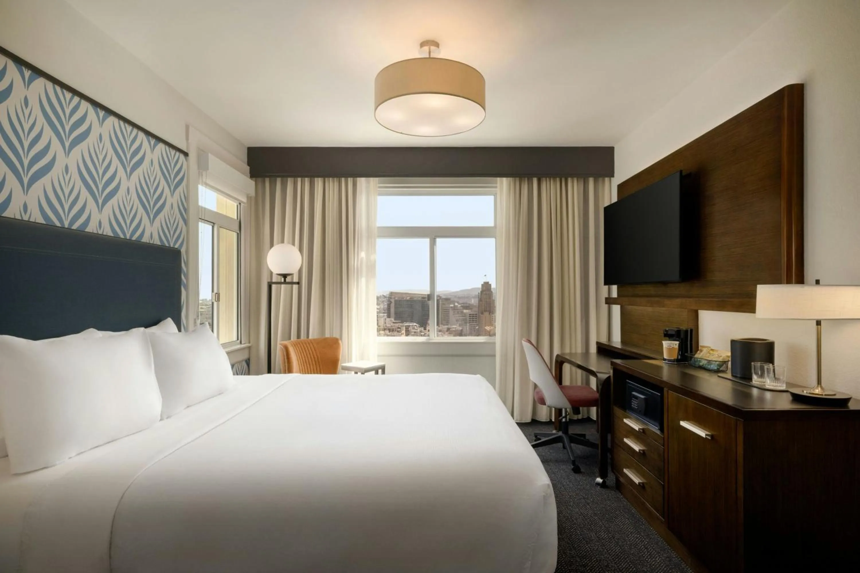 Photo of the whole room, Bed in Courtyard by Marriott San Francisco Union Square