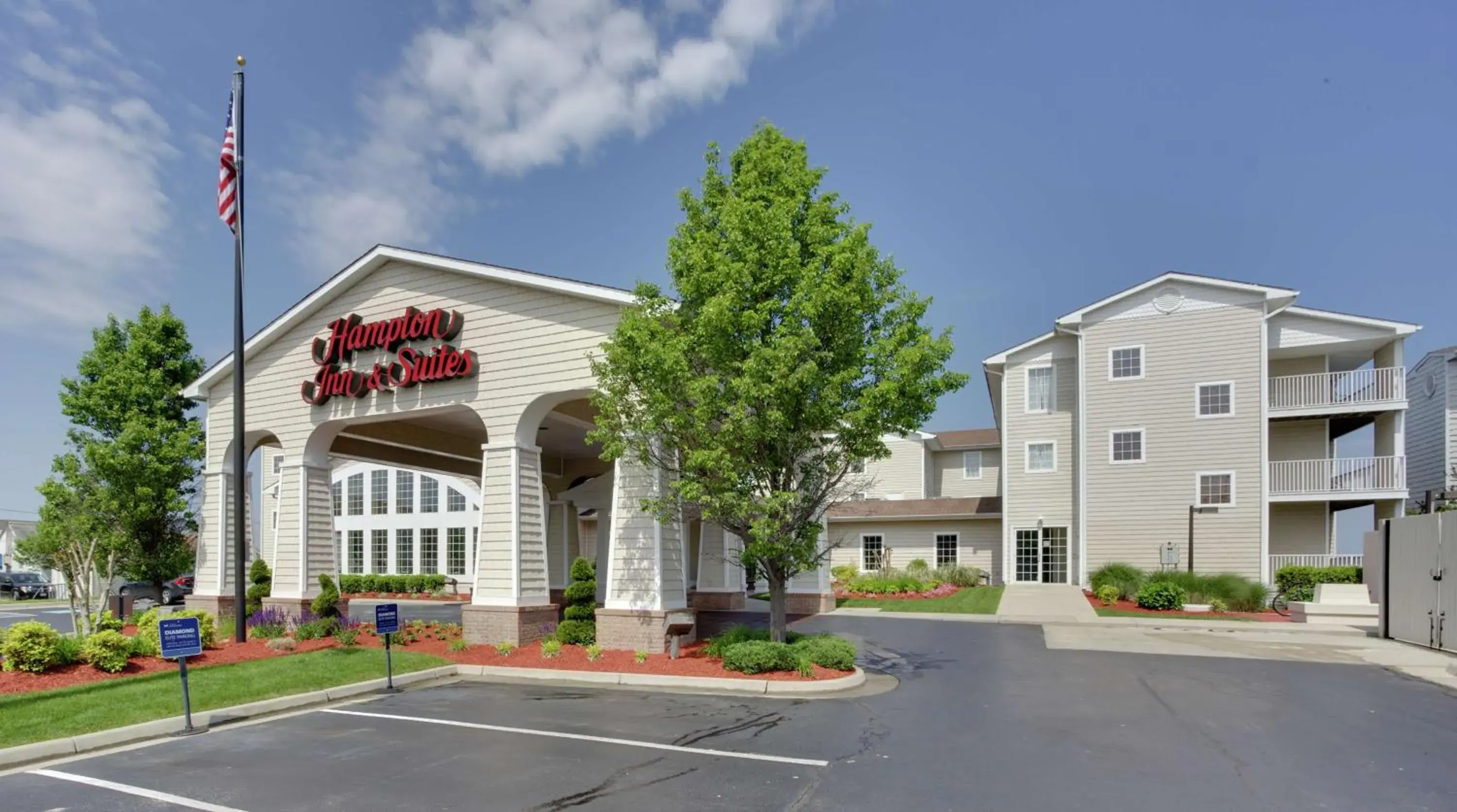 Property building in Hampton Inn & Suites Chincoteague-Waterfront, Va Property building in Hampton Inn & Suites Chincoteague-Waterfront, Va