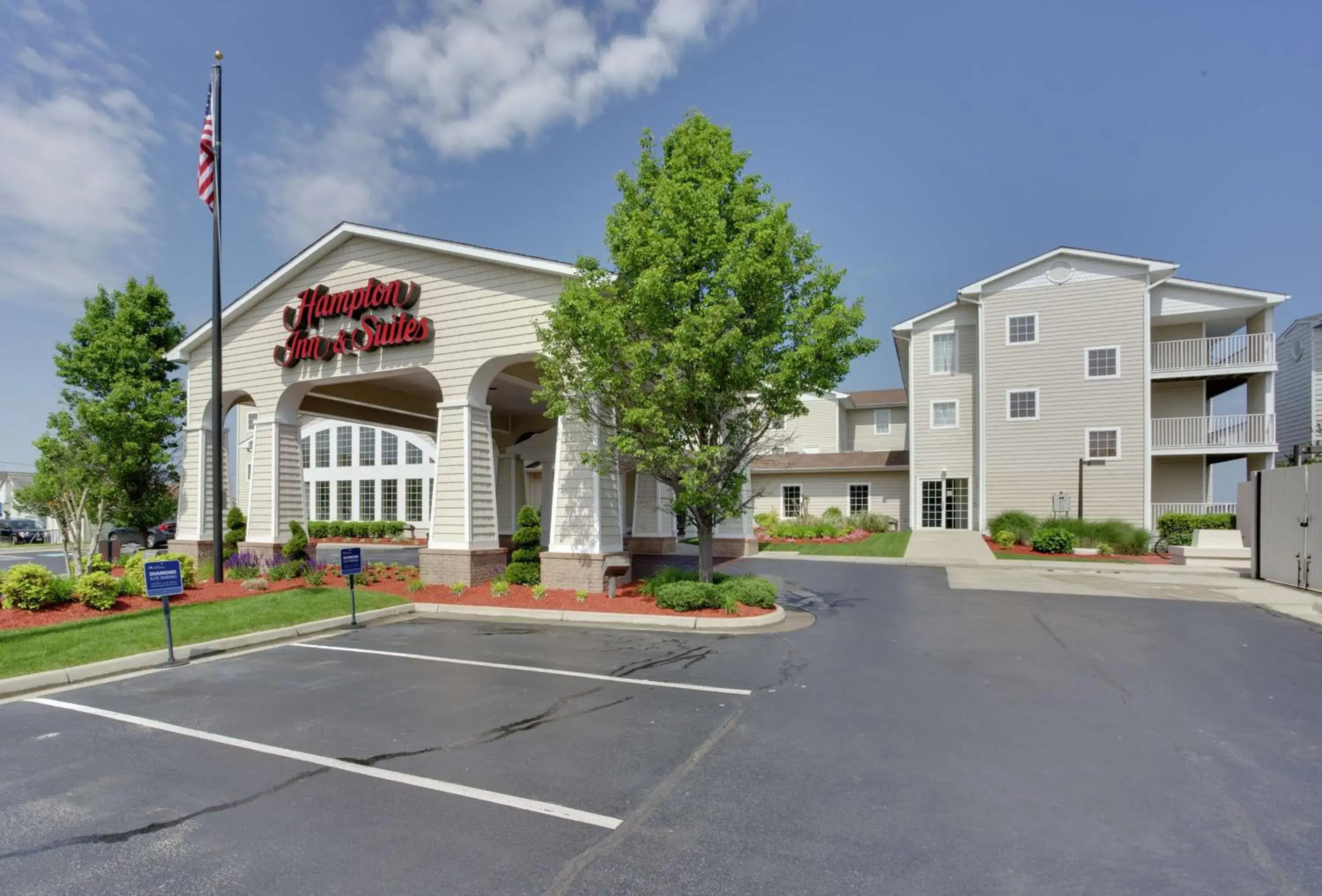 Property building in Hampton Inn & Suites Chincoteague-Waterfront, Va Property building in Hampton Inn & Suites Chincoteague-Waterfront, Va