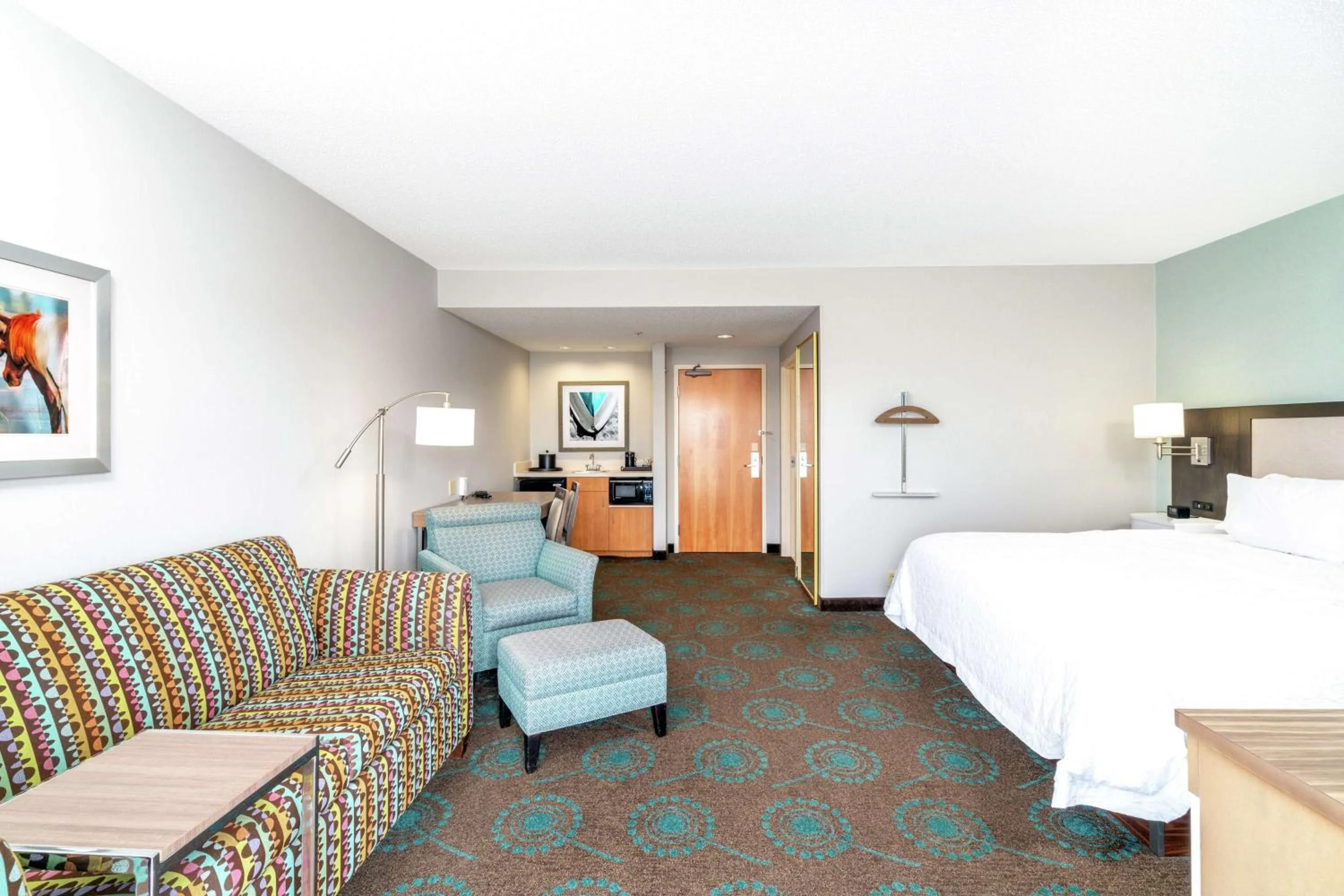 Living room, Bed in Hampton Inn & Suites Chincoteague-Waterfront, Va