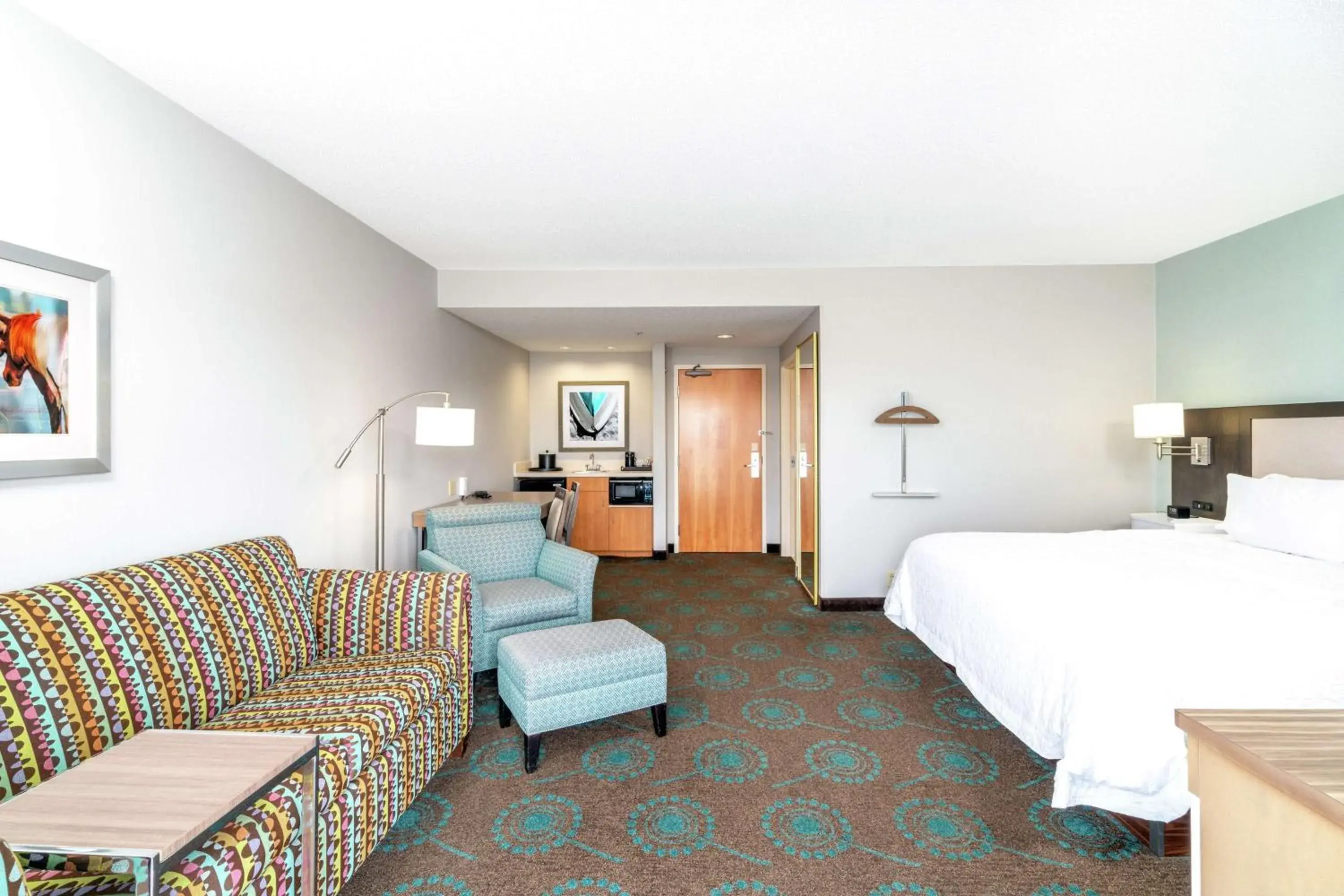 Living room, Bed in Hampton Inn & Suites Chincoteague-Waterfront, Va Living room, Bed in Hampton Inn & Suites Chincoteague-Waterfront, Va