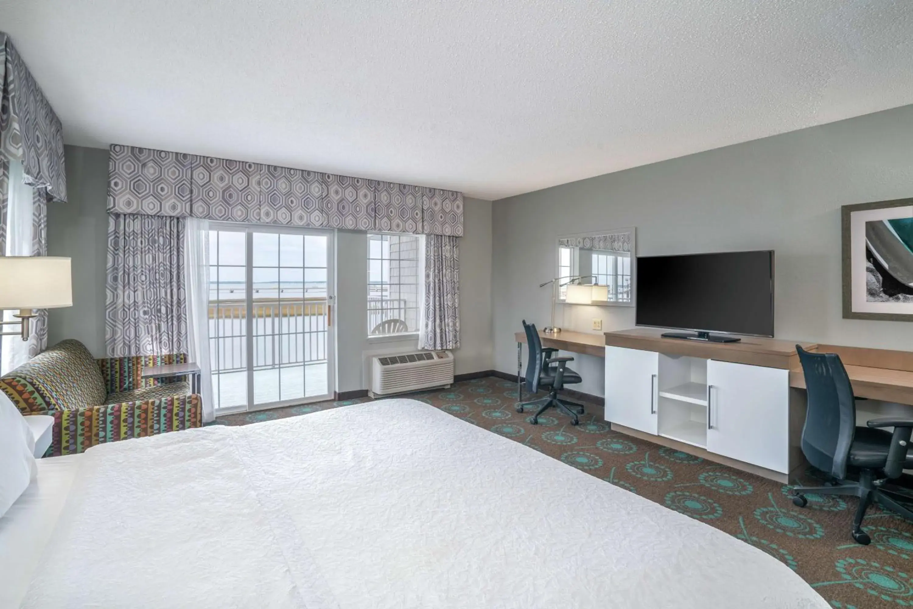 Bedroom, Bed in Hampton Inn & Suites Chincoteague-Waterfront, Va Bedroom, Bed in Hampton Inn & Suites Chincoteague-Waterfront, Va