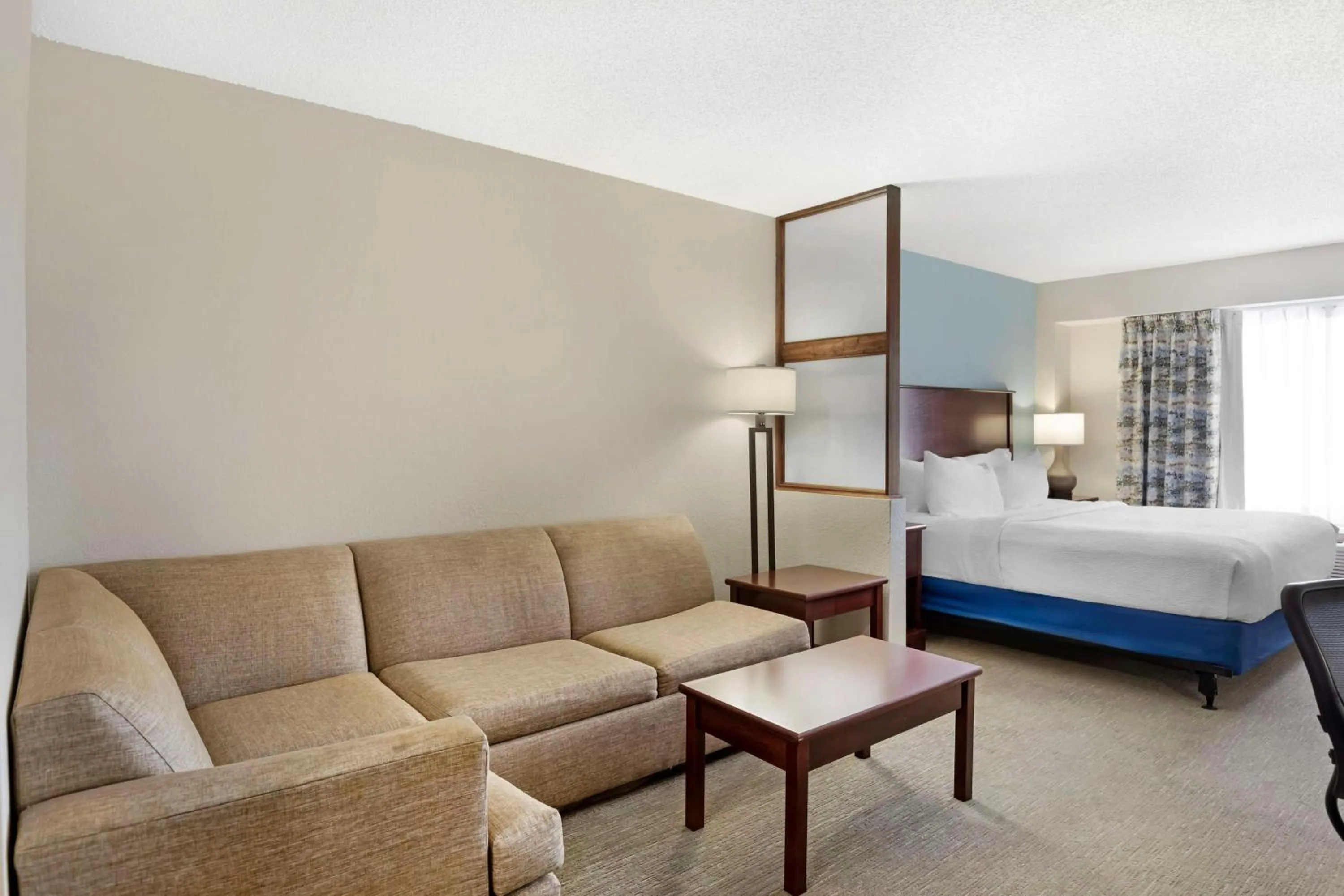 Bedroom, Bed in Best Western Plus Crossroads Inn & Suites