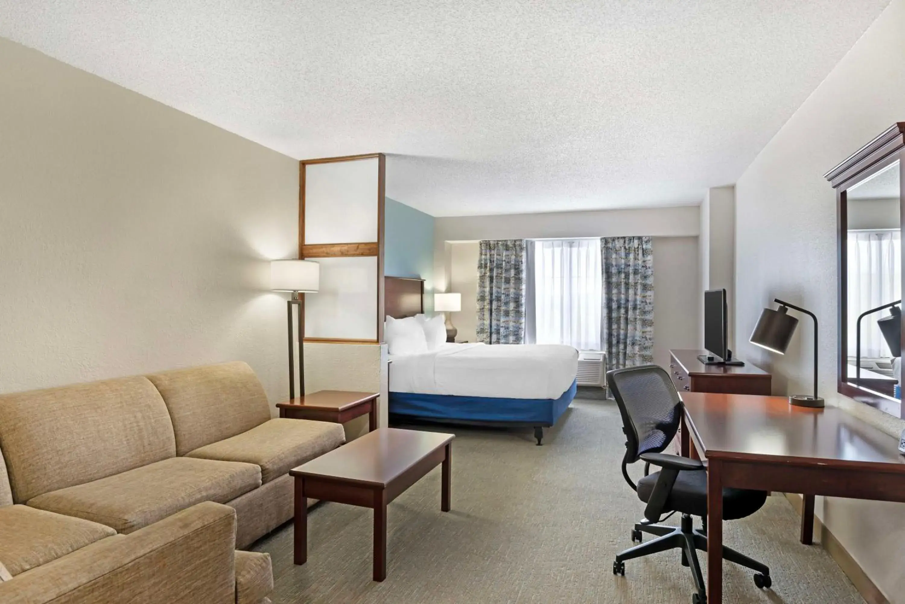 Bedroom, Bed in Best Western Plus Crossroads Inn & Suites Bedroom, Bed in Best Western Plus Crossroads Inn & Suites