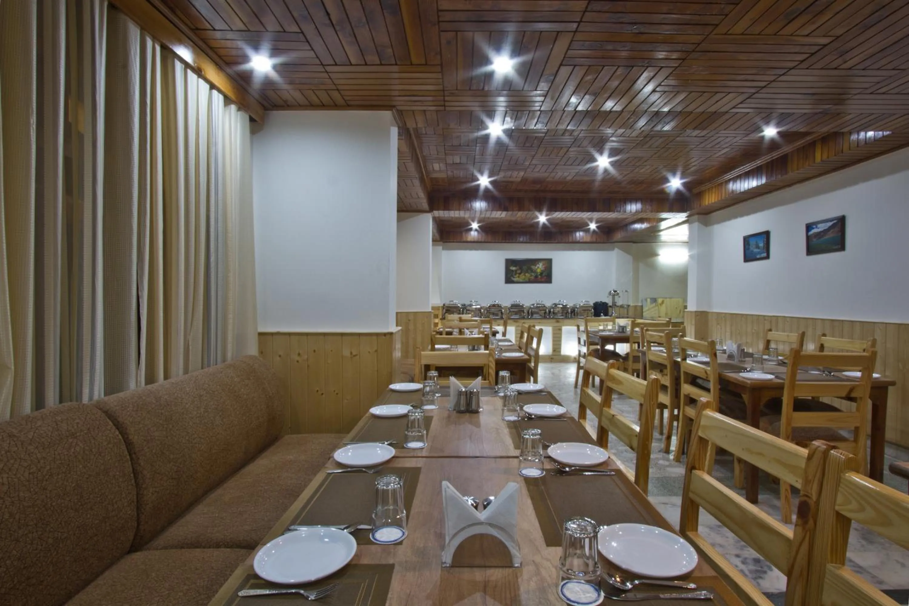 Restaurant/places to eat in Hotel Hayer Regency