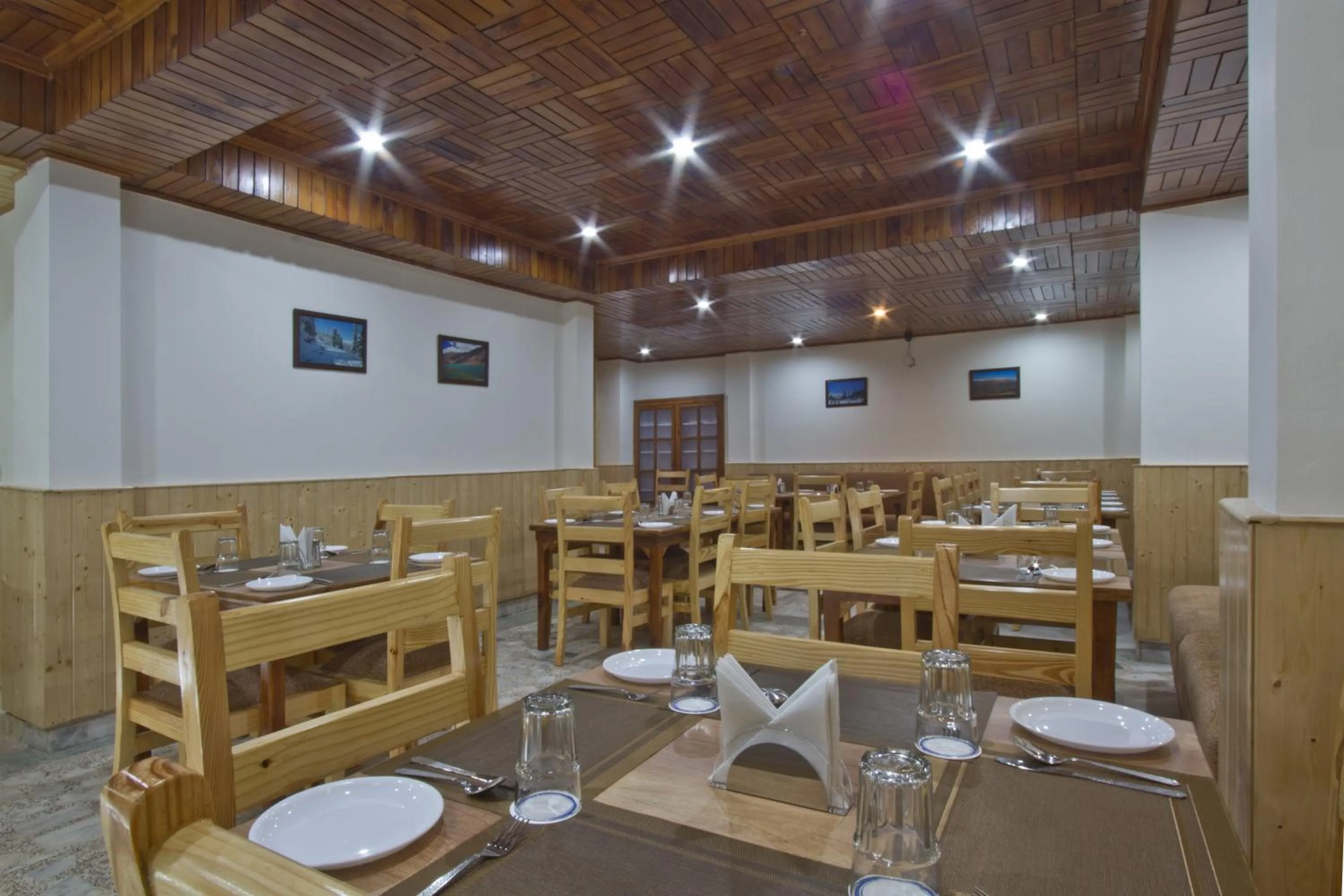 Restaurant/places to eat in Hotel Hayer Regency