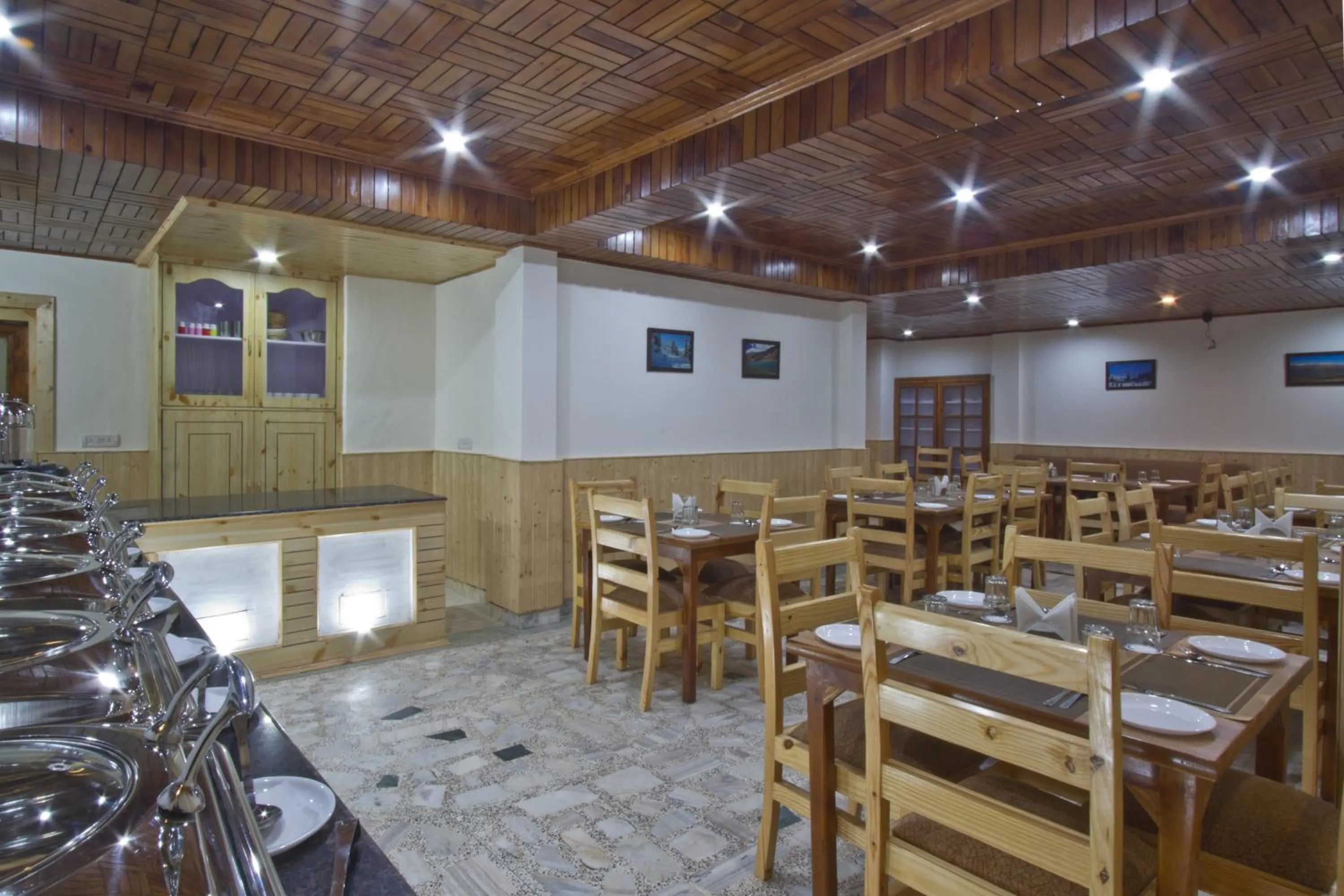 Restaurant/places to eat in Hotel Hayer Regency