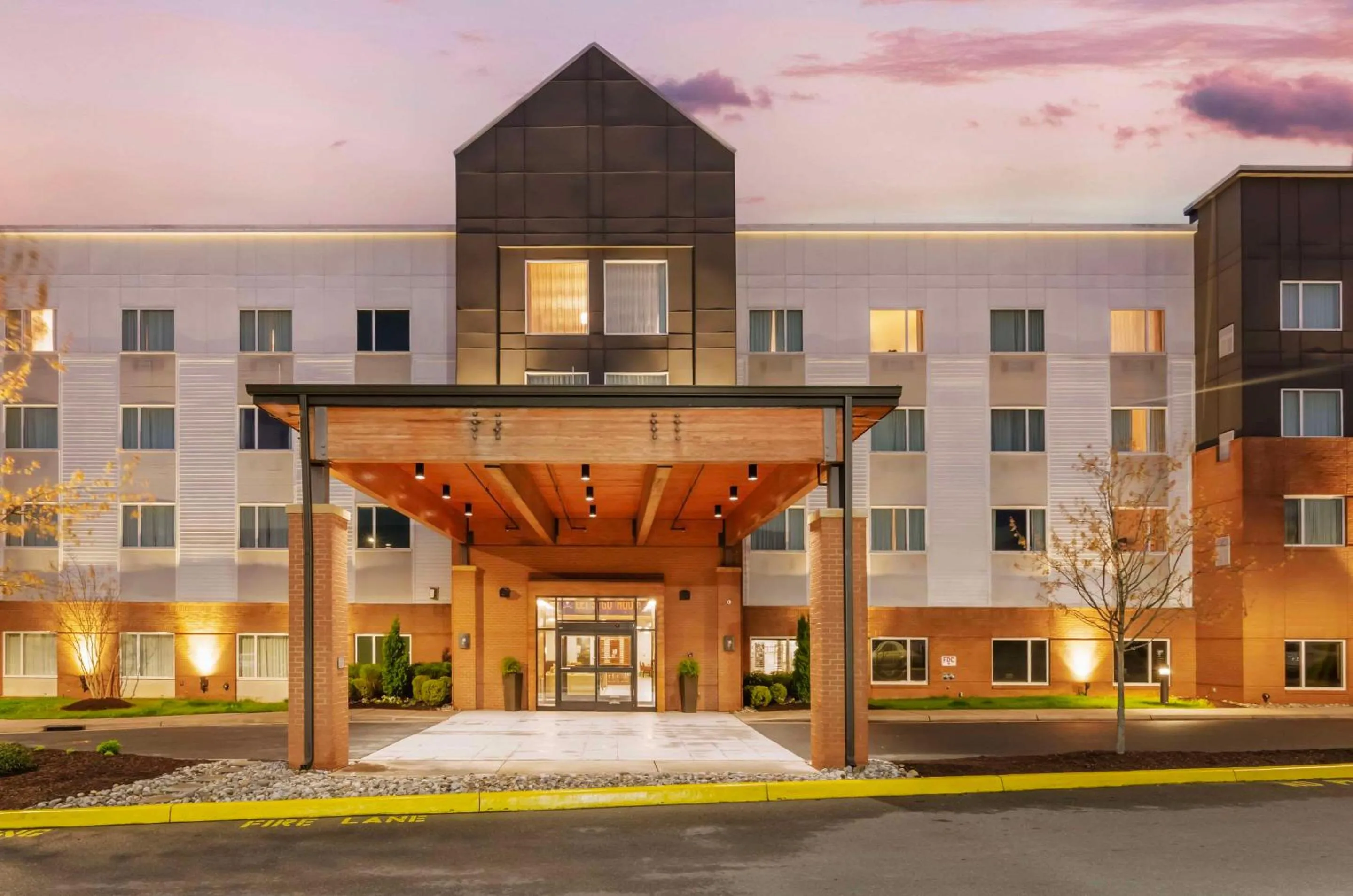 Property building in Country Inn & Suites by Radisson, Charlottesville-UVA, VA